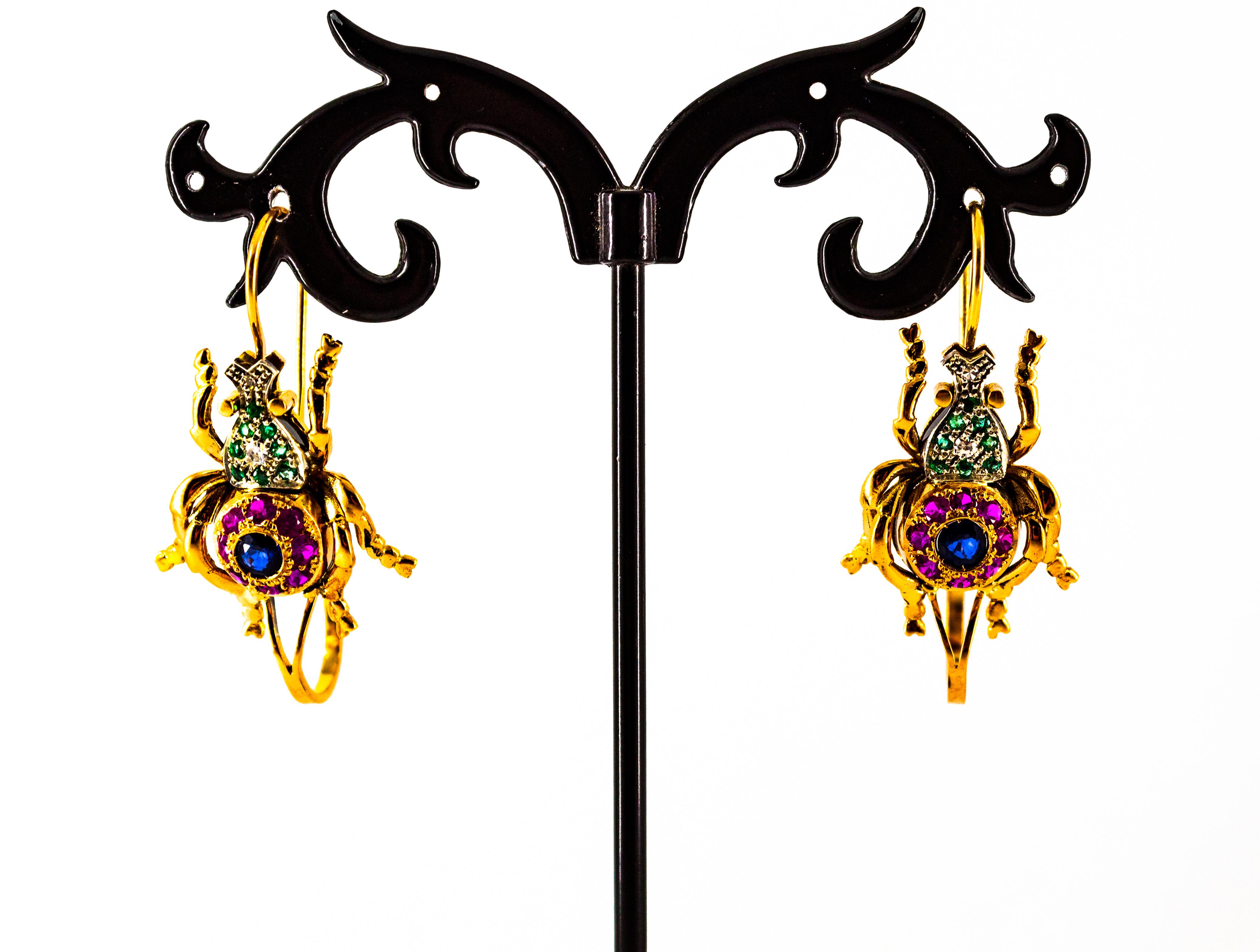 Orecchini a goccia in stile Art Nouveau in oro giallo con diamante bianco, rubino e smeraldo e zaffiro in vendita 3