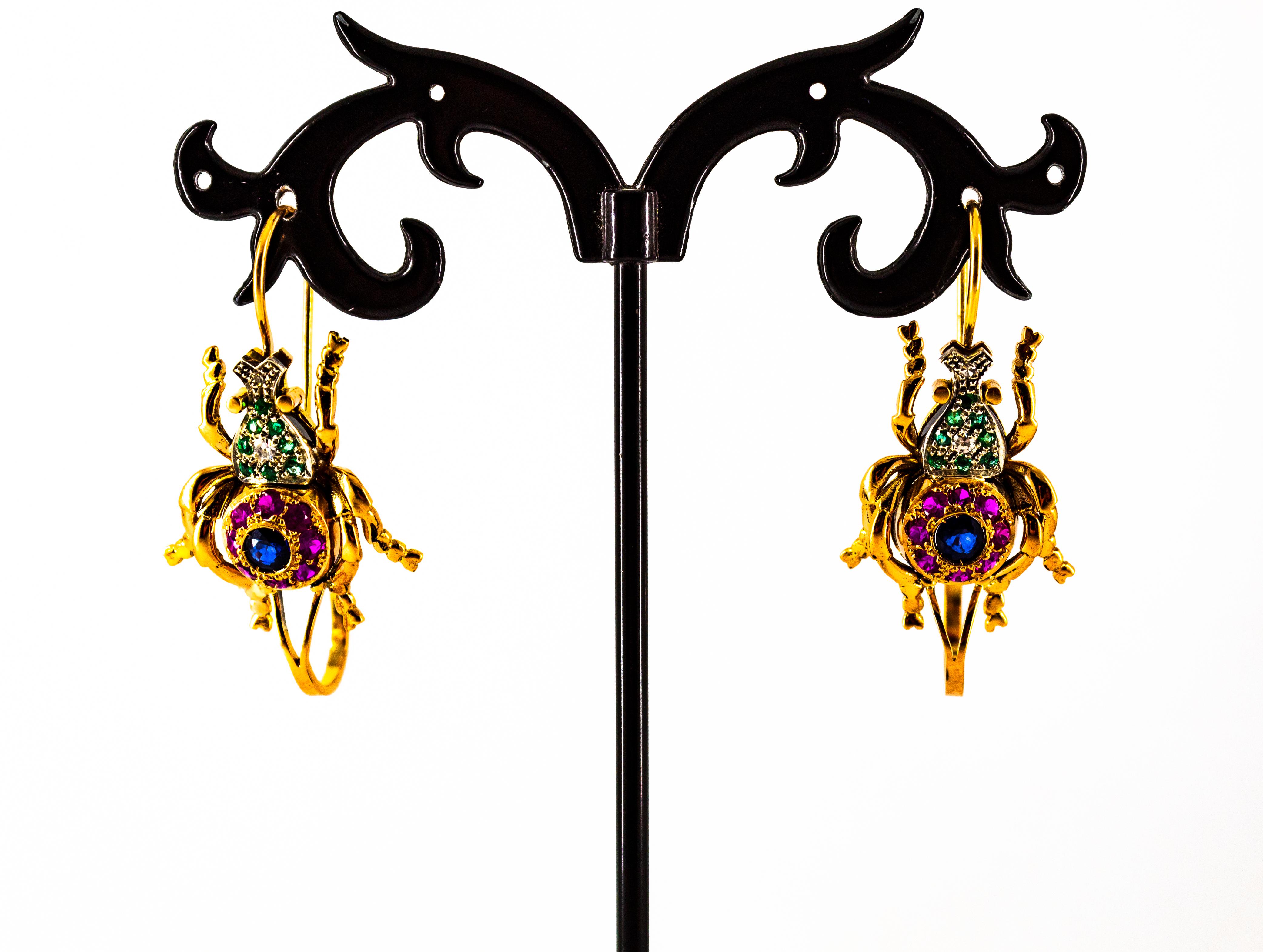 Orecchini a goccia in stile Art Nouveau in oro giallo con diamante bianco, rubino e smeraldo e zaffiro in vendita 4