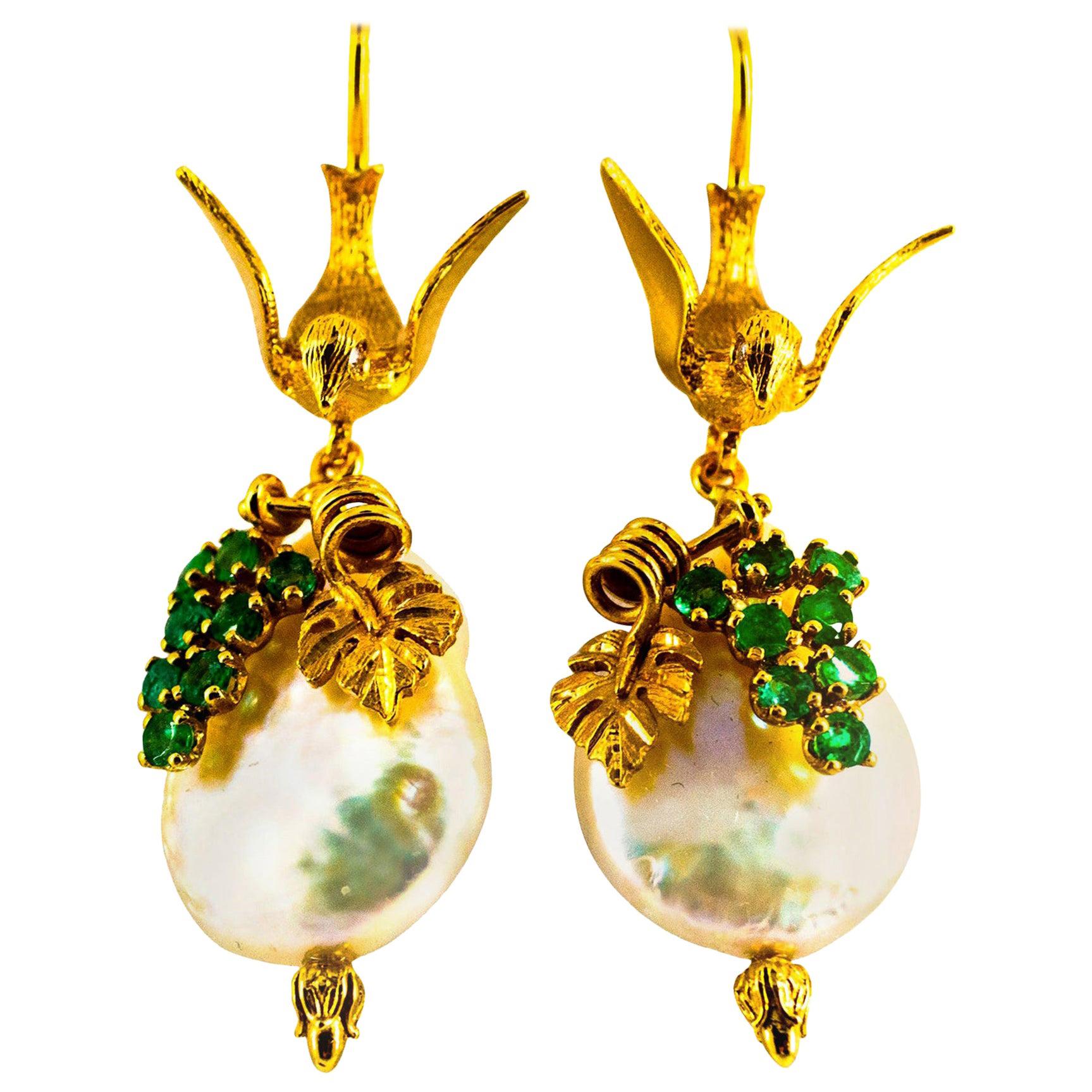 Art Nouveau Style Weiße Diamanten Smaragd Perle Gelbgold Ohrstecker Tropfen im Angebot