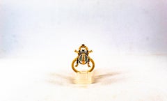 Bague de cocktail en or jaune, diamant blanc taillé en rose, émeraude et rubis, de style Art Nouveau