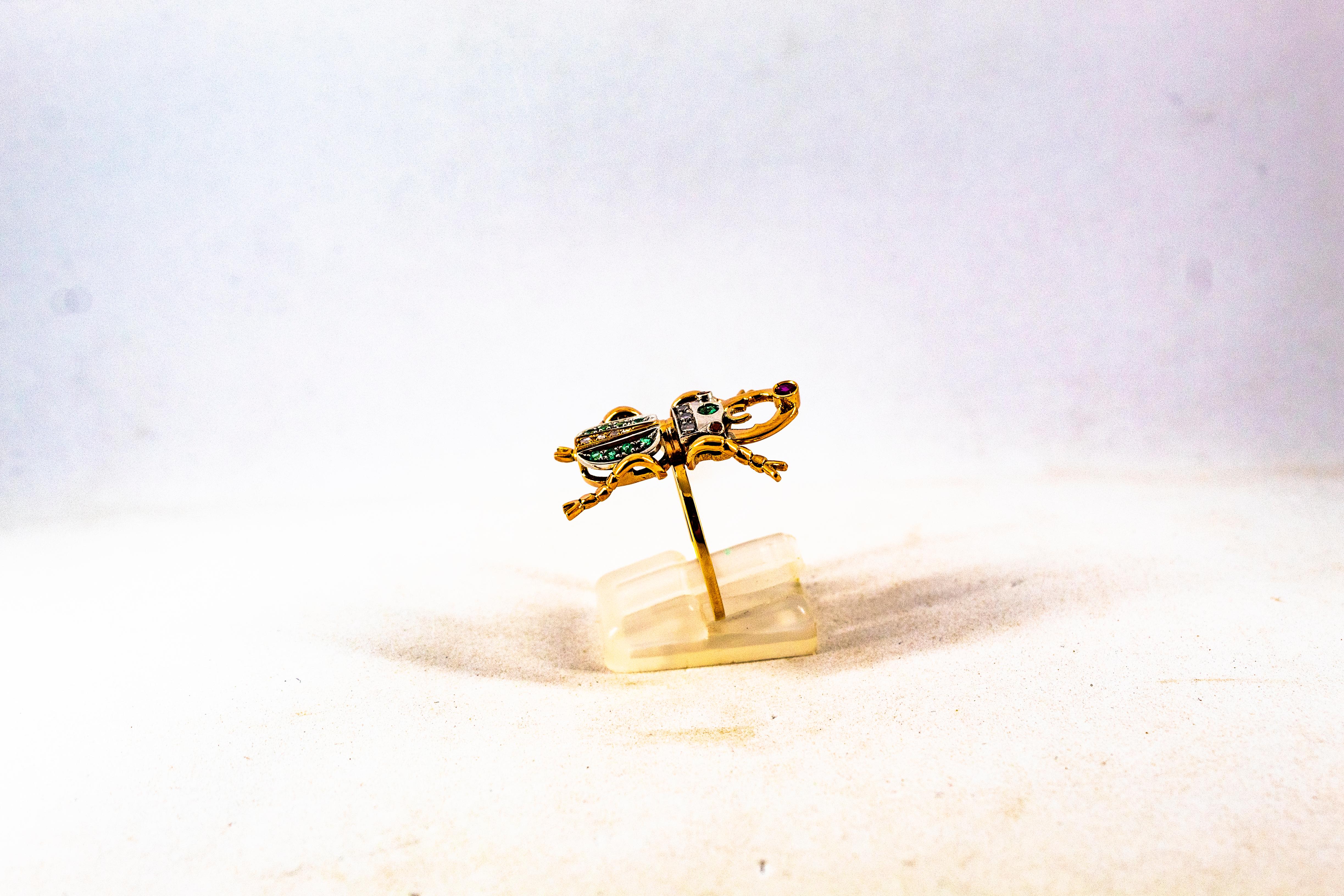 Art Nouveau Style Weißer Rosenschliff Diamant Smaragd Rubin Gelbgold Cocktail Ring für Damen oder Herren im Angebot