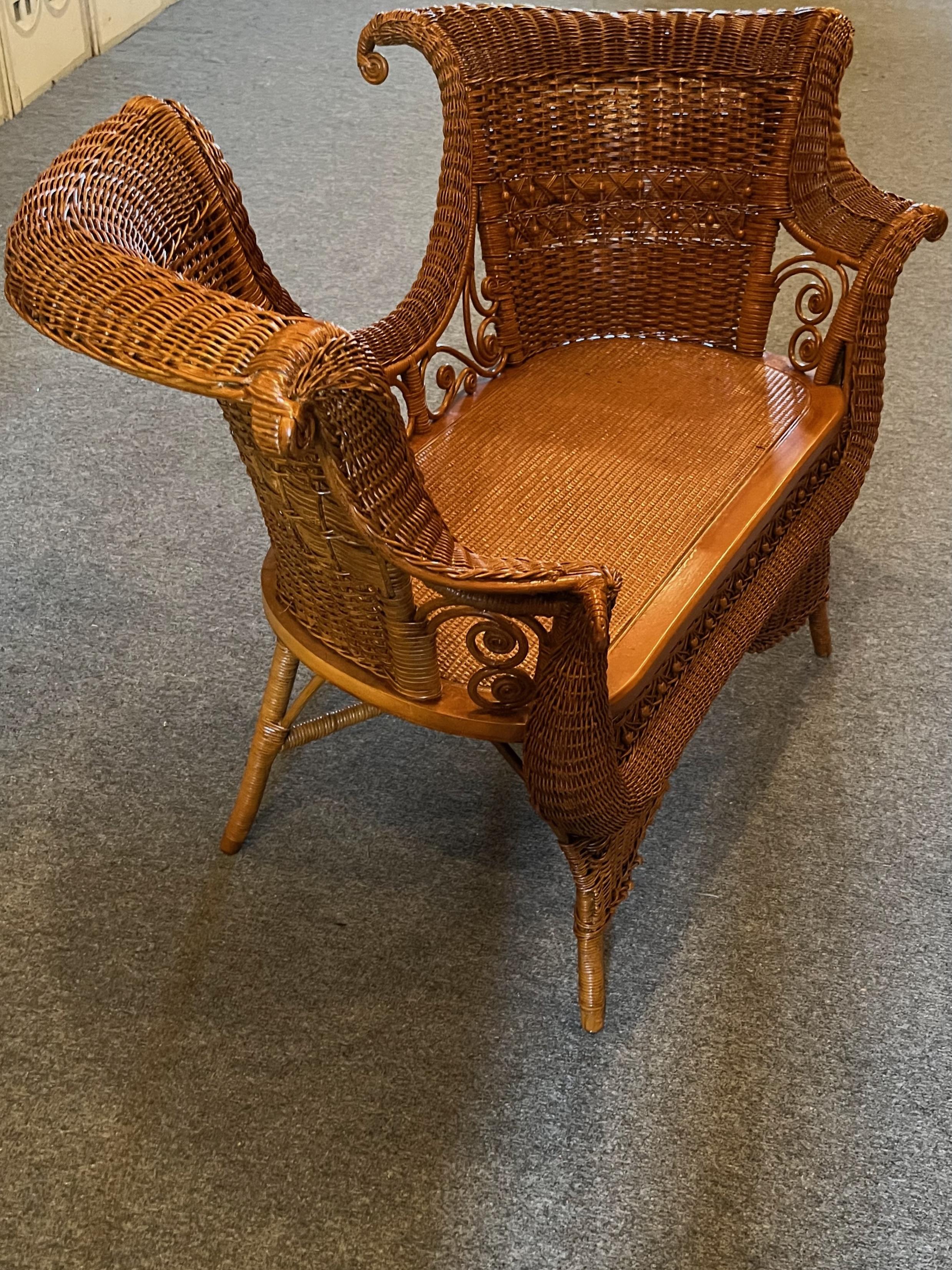 Art Nouveau Style Wicker Settee / Tete-a-Tete in Natural Finish Estadounidense en venta