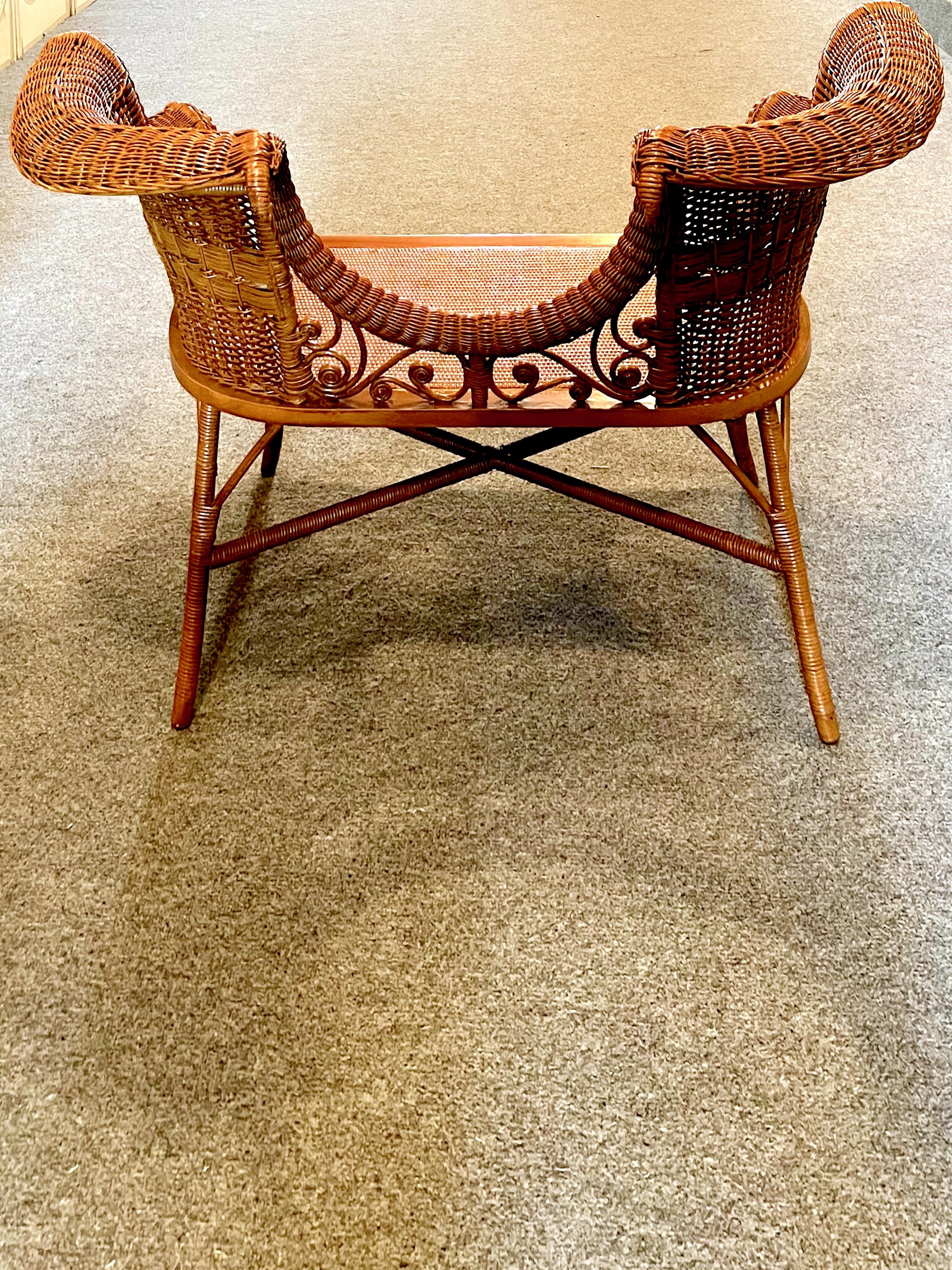 Art Nouveau Style Wicker Settee / Tete-a-Tete in Natural Finish Hecho a mano en venta