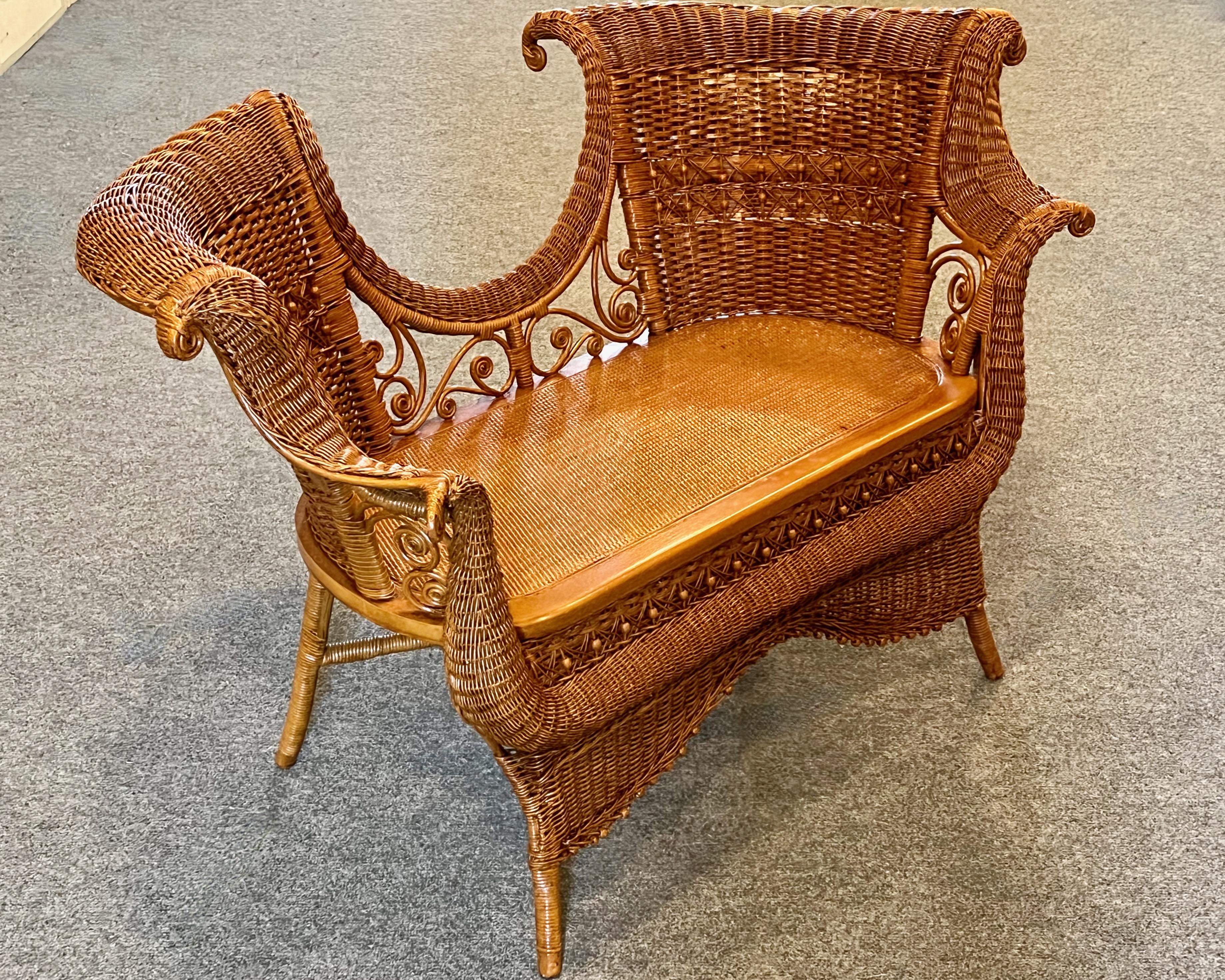 Art Nouveau Style Wicker Settee / Tete-a-Tete in Natural Finish en Bueno estado para la venta en Nashua, NH