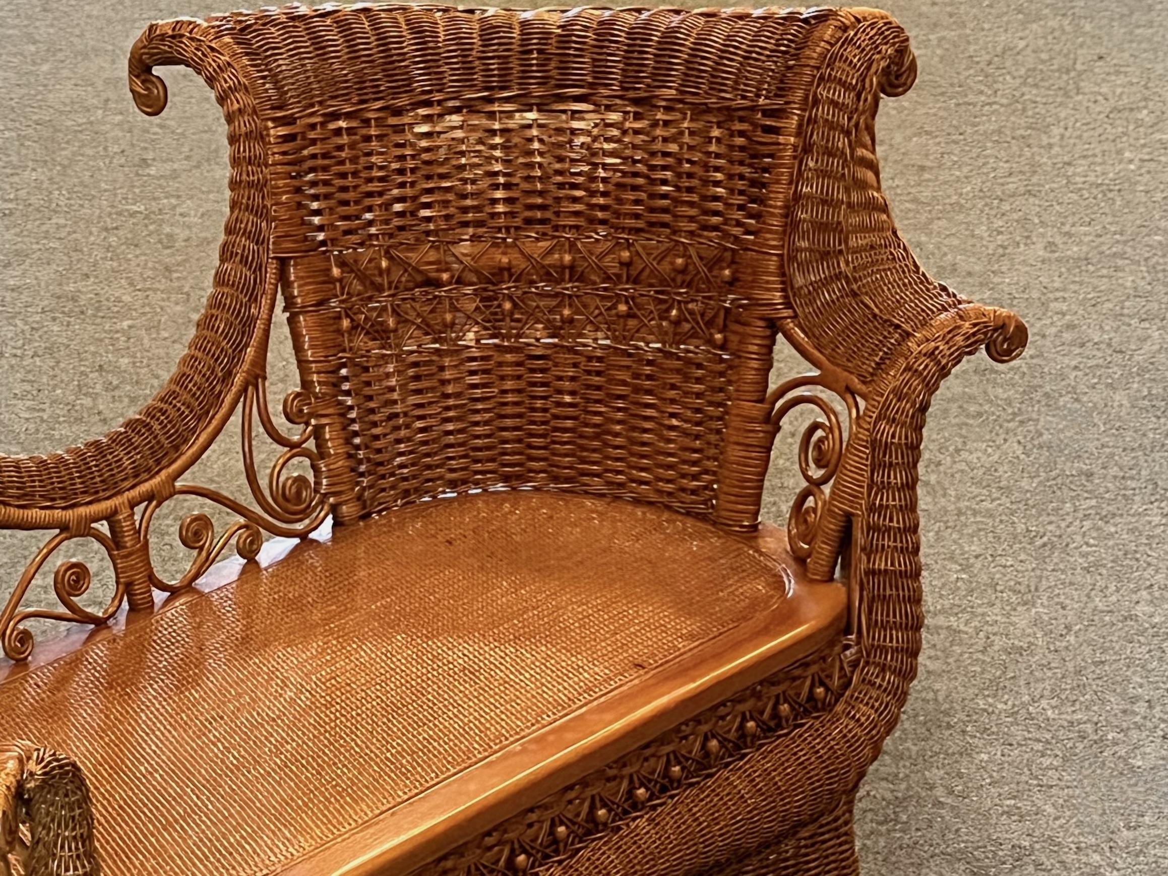 Art Nouveau Style Wicker Settee / Tete-a-Tete in Natural Finish Fines del siglo XIX en venta