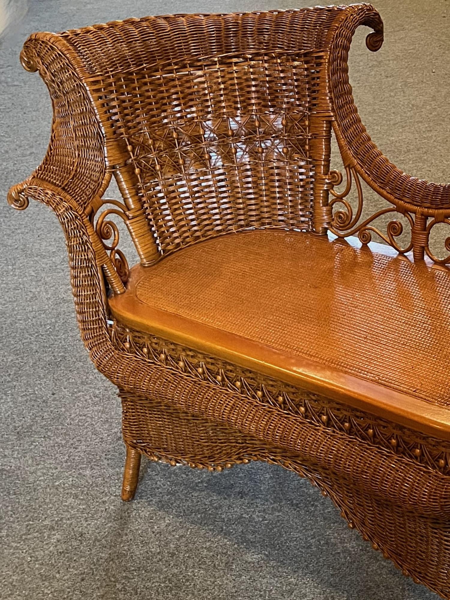 Art Nouveau Style Wicker Settee / Tete-a-Tete in Natural Finish Mimbre en venta