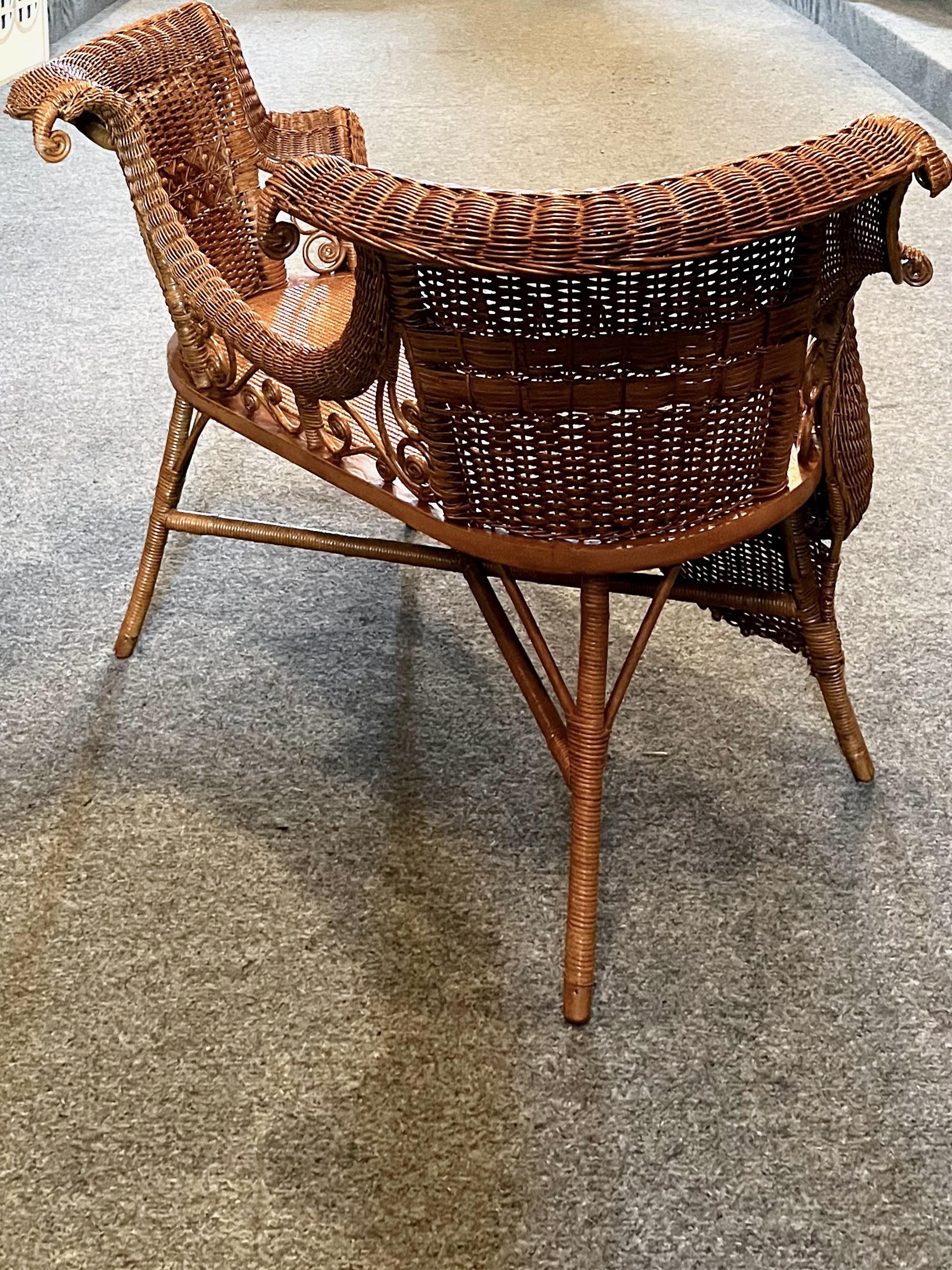 Art Nouveau Style Wicker Settee / Tete-a-Tete in Natural Finish en venta 2
