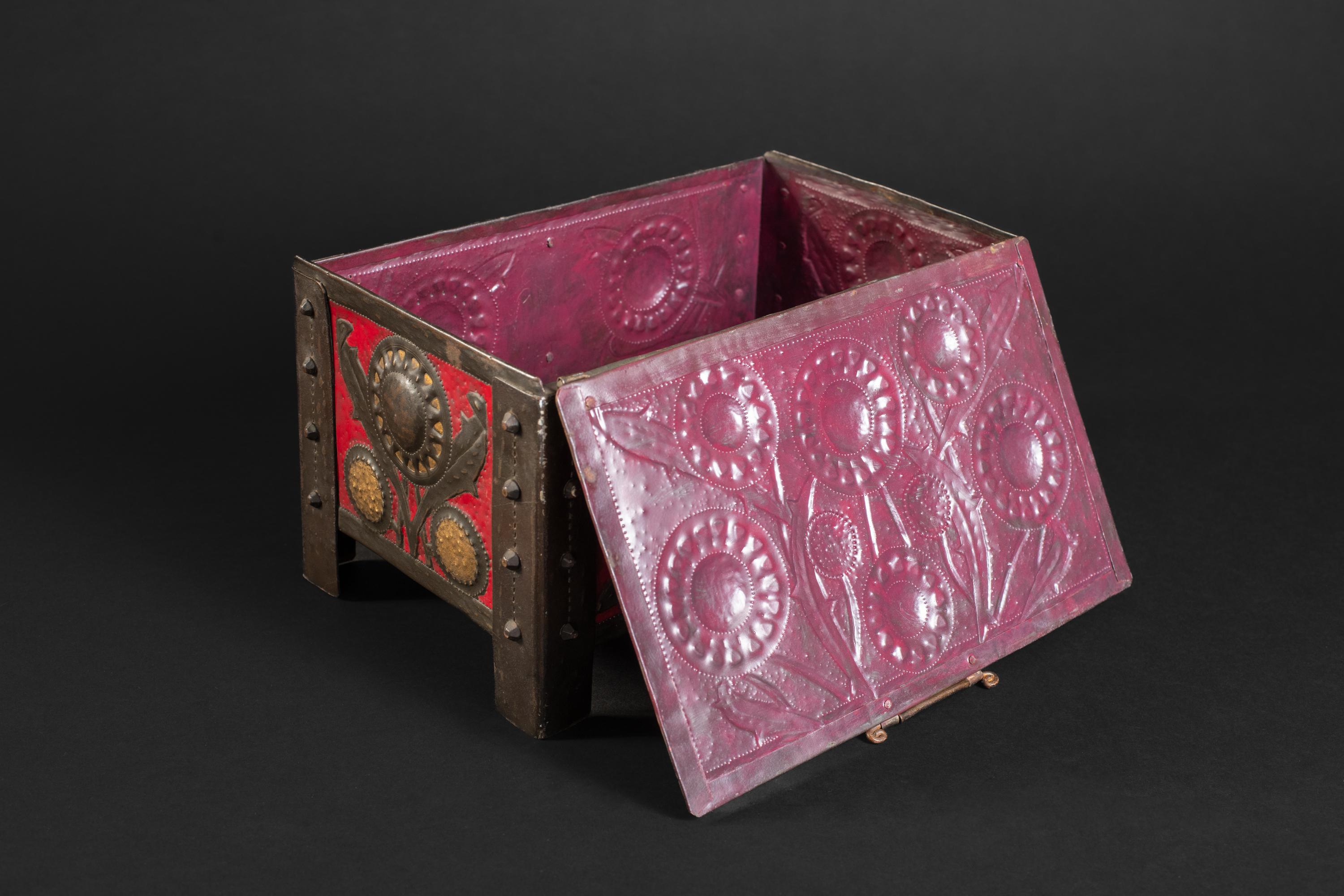 Caja Art Nouveau Girasoles Repoussé de Alfred Daguet en venta 6