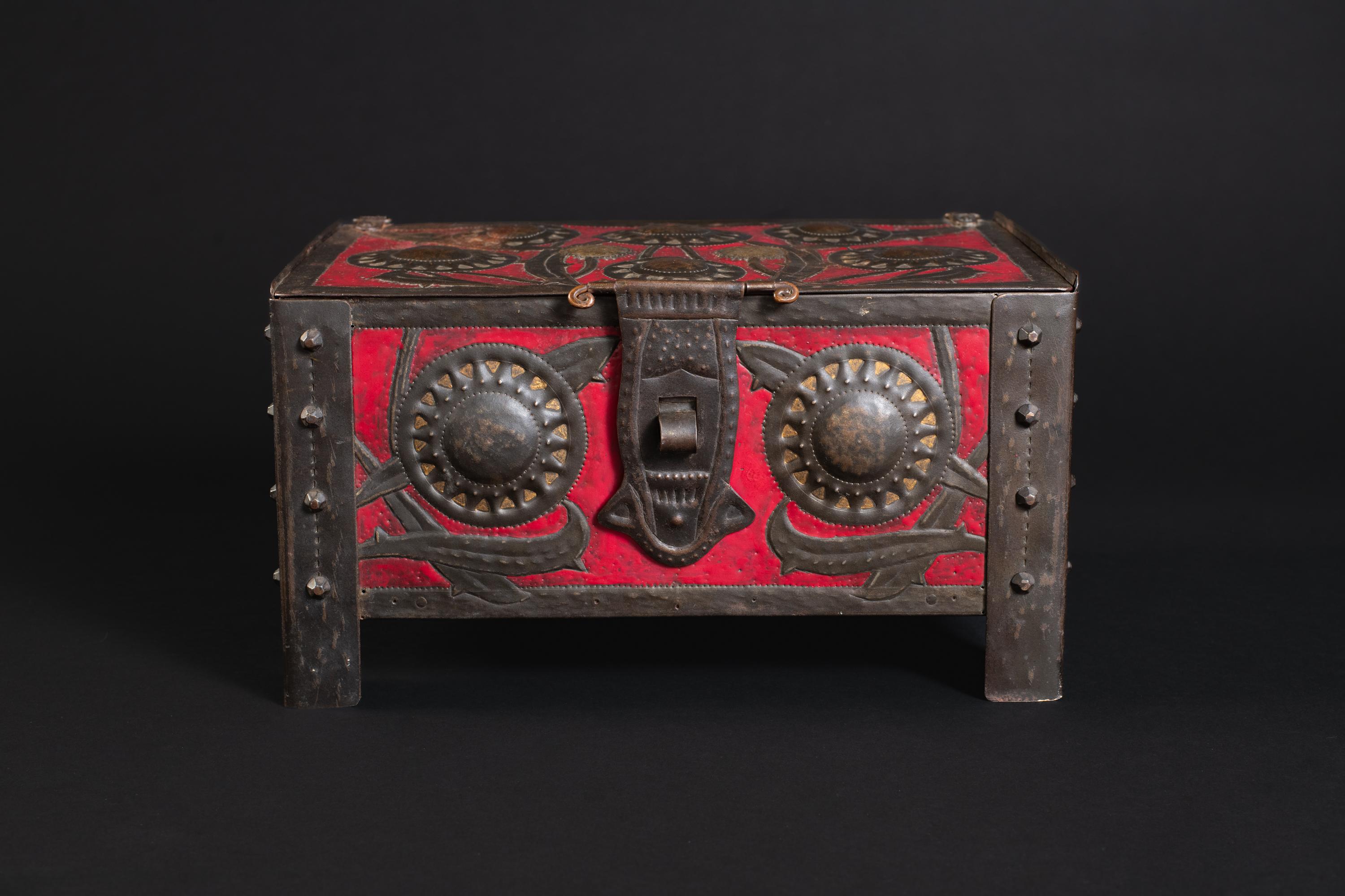 Caja Art Nouveau Girasoles Repoussé de Alfred Daguet Francés en venta
