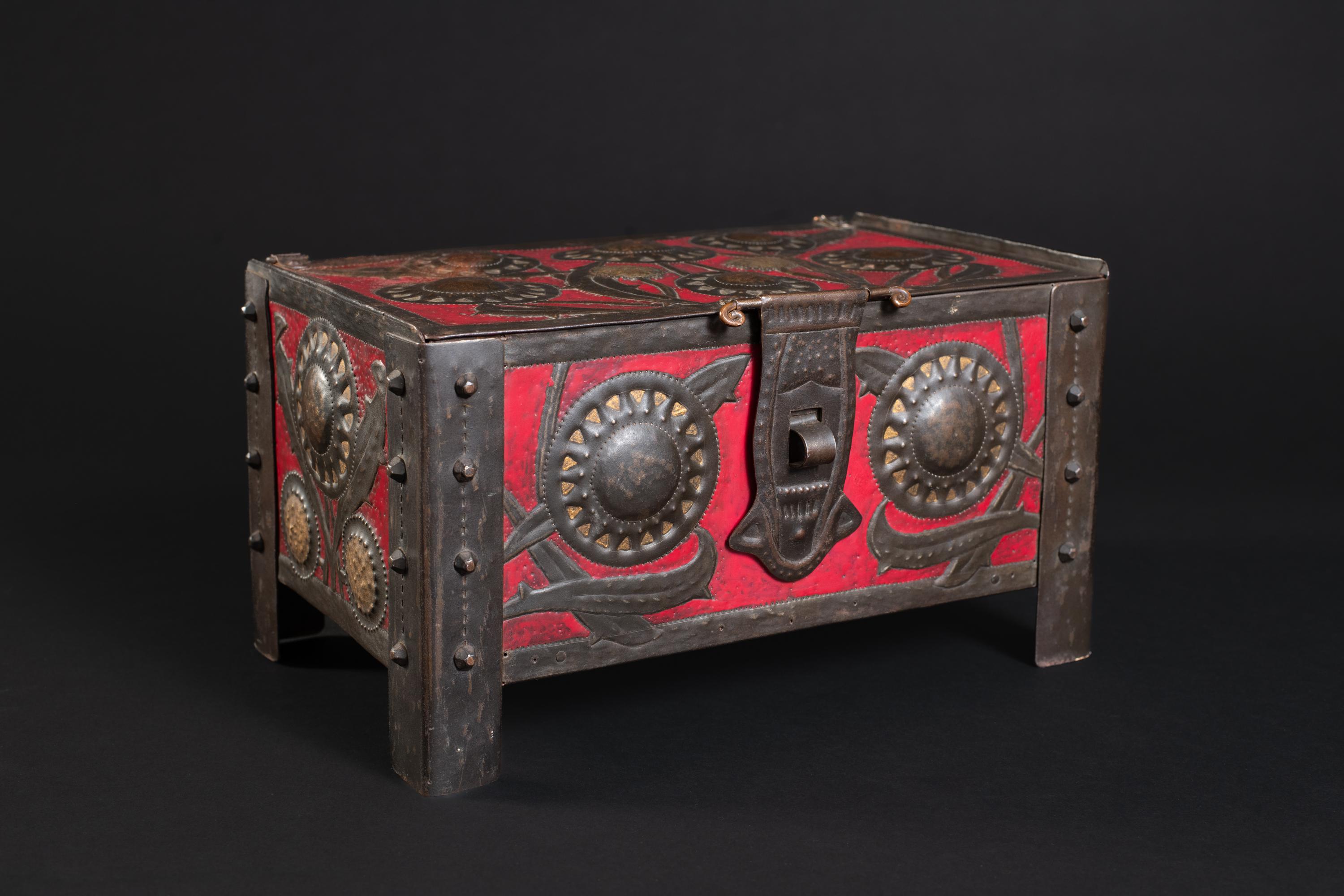 Caja Art Nouveau Girasoles Repoussé de Alfred Daguet Repujado en venta