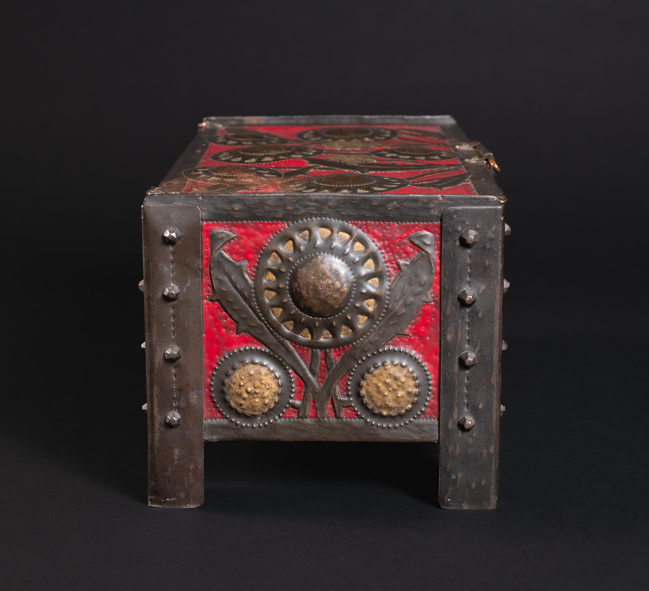 Caja Art Nouveau Girasoles Repoussé de Alfred Daguet en Bueno estado para la venta en Chicago, US