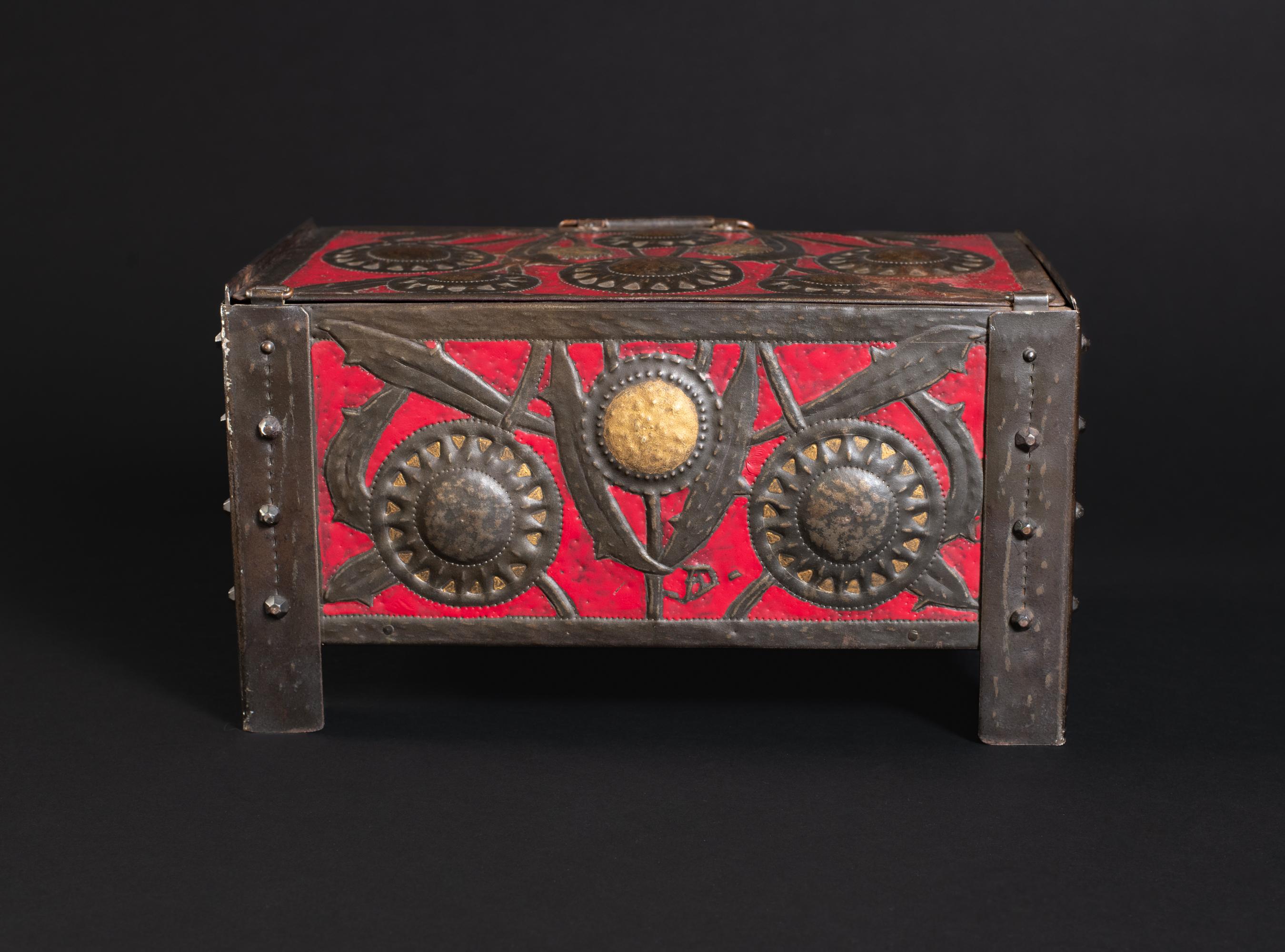 Caja Art Nouveau Girasoles Repoussé de Alfred Daguet principios del siglo XX en venta
