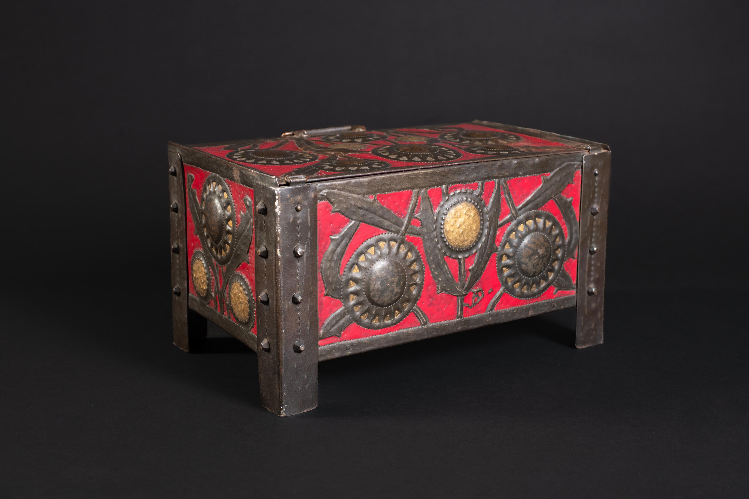 Caja Art Nouveau Girasoles Repoussé de Alfred Daguet Acero en venta