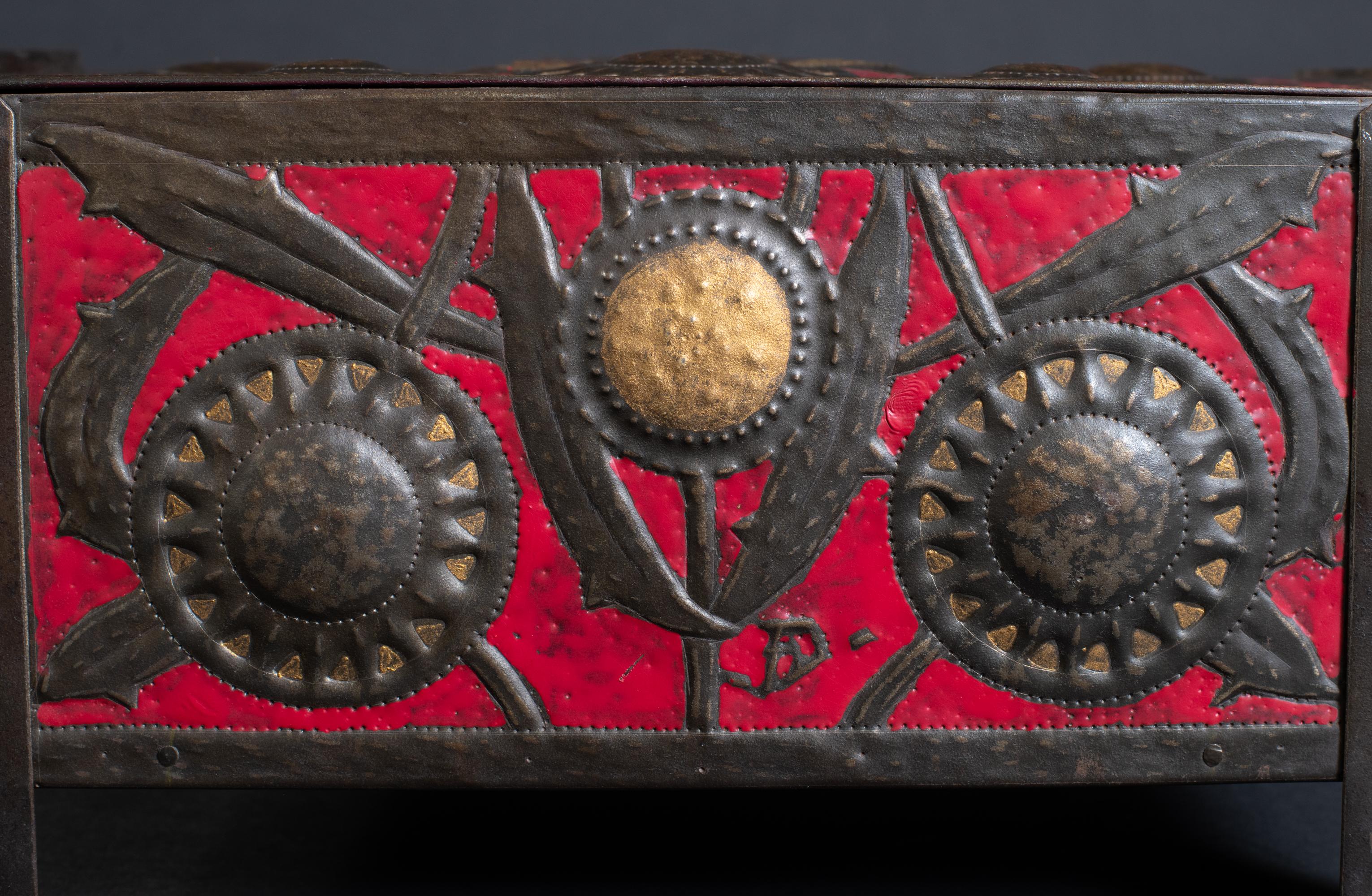 Caja Art Nouveau Girasoles Repoussé de Alfred Daguet en venta 1