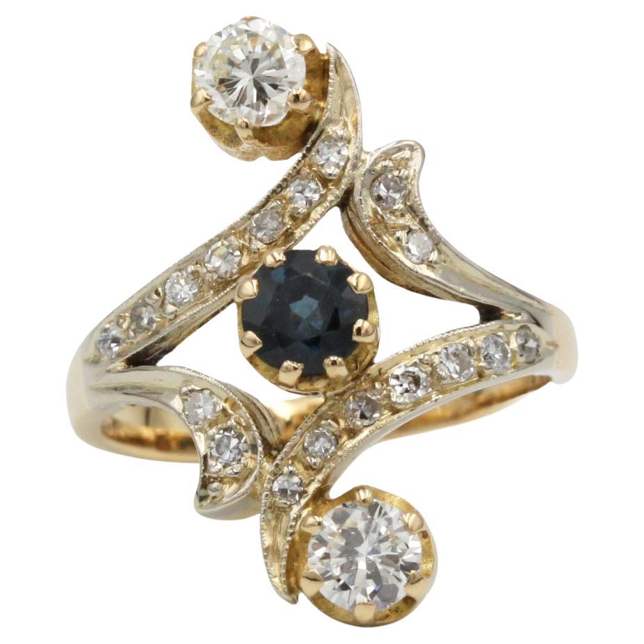 Art Nouveau Swirl Ring 18K Gold Diamond 
Sapphire Three-Stone Ring en venta