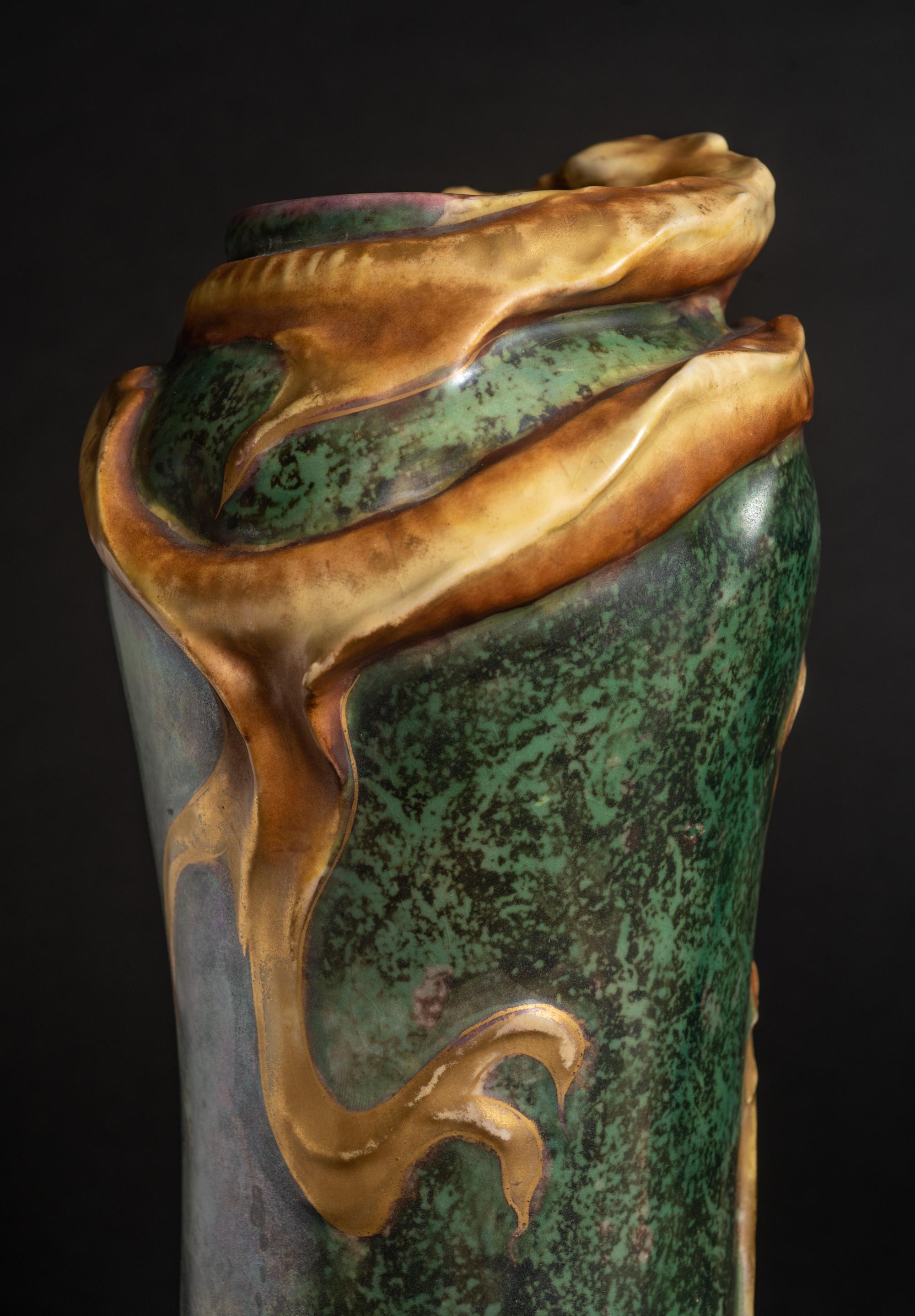 Jugendstil-Vase mit wirbelndem Wasserdrachen in Jugendstil von Eduard Stellmacher für RStK Amphora 2