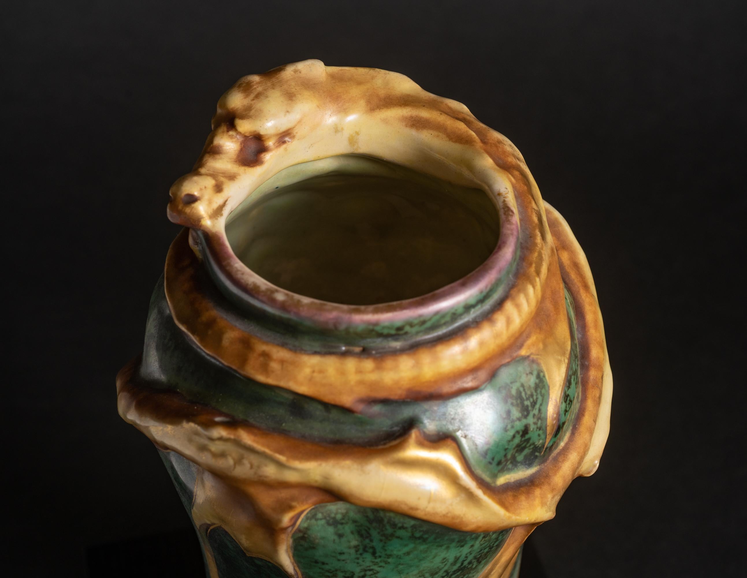 Jugendstil-Vase mit wirbelndem Wasserdrachen in Jugendstil von Eduard Stellmacher für RStK Amphora 4