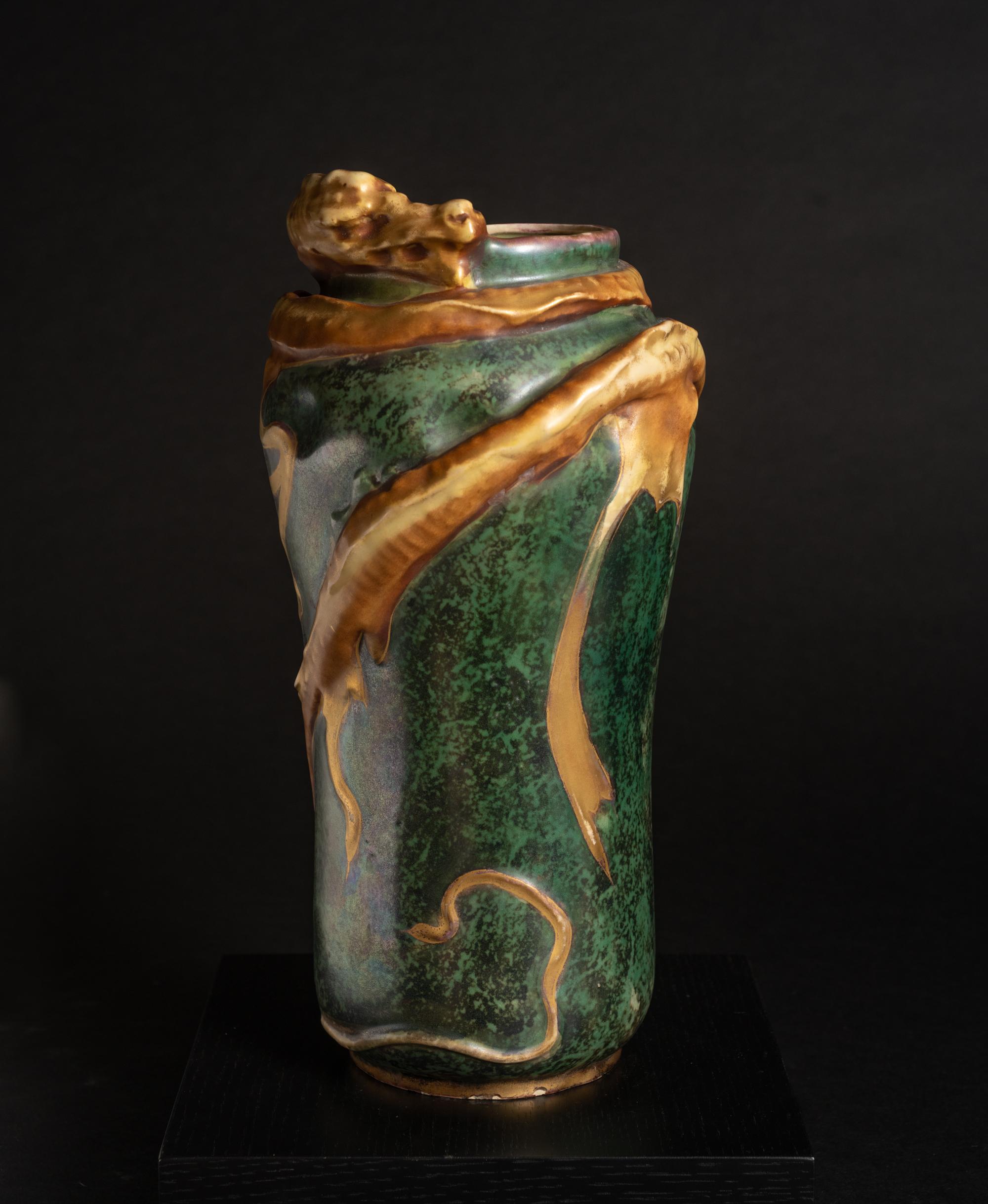 Jugendstil-Vase mit wirbelndem Wasserdrachen in Jugendstil von Eduard Stellmacher für RStK Amphora (Art nouveau)