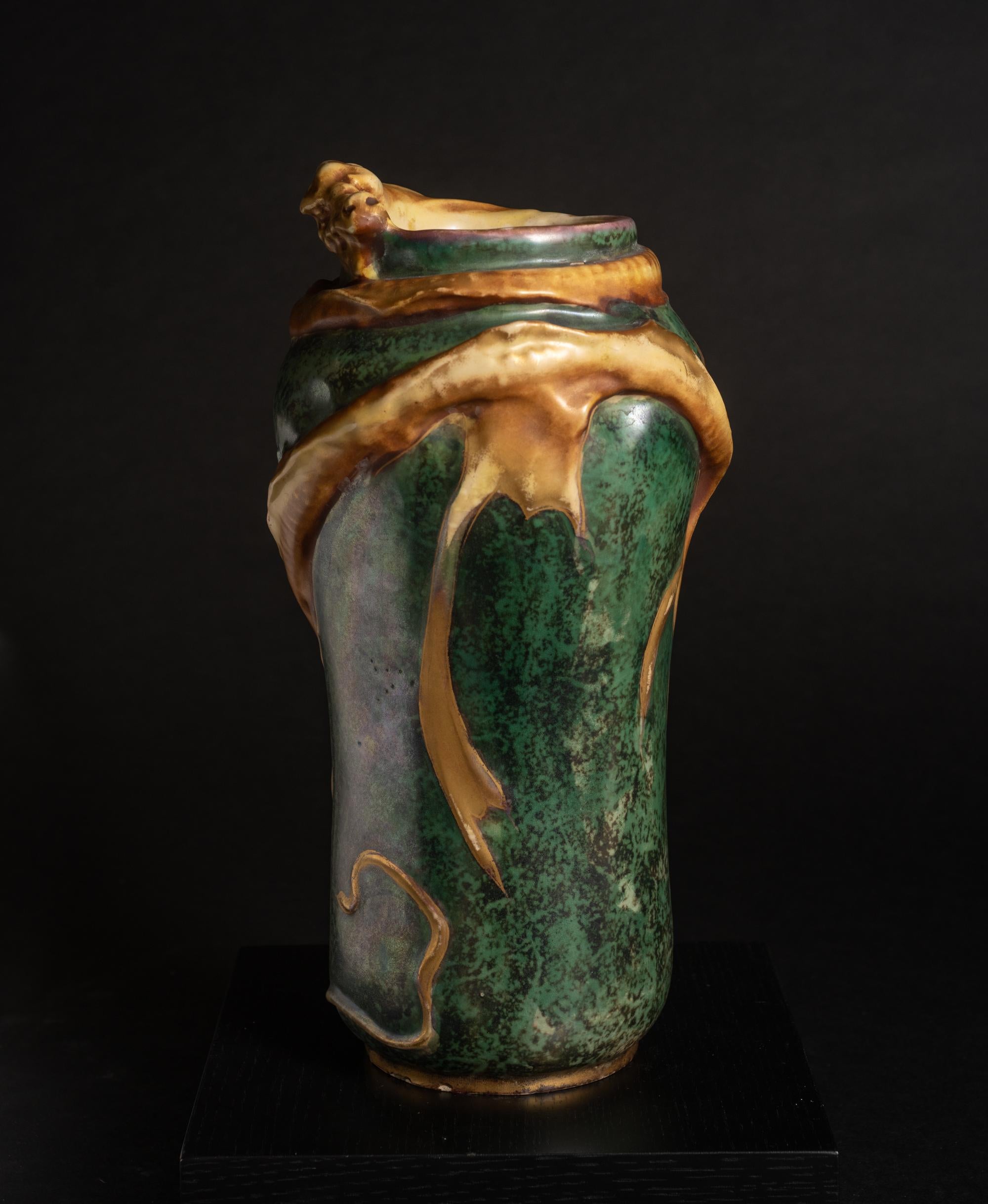 Jugendstil-Vase mit wirbelndem Wasserdrachen in Jugendstil von Eduard Stellmacher für RStK Amphora (Österreichisch)
