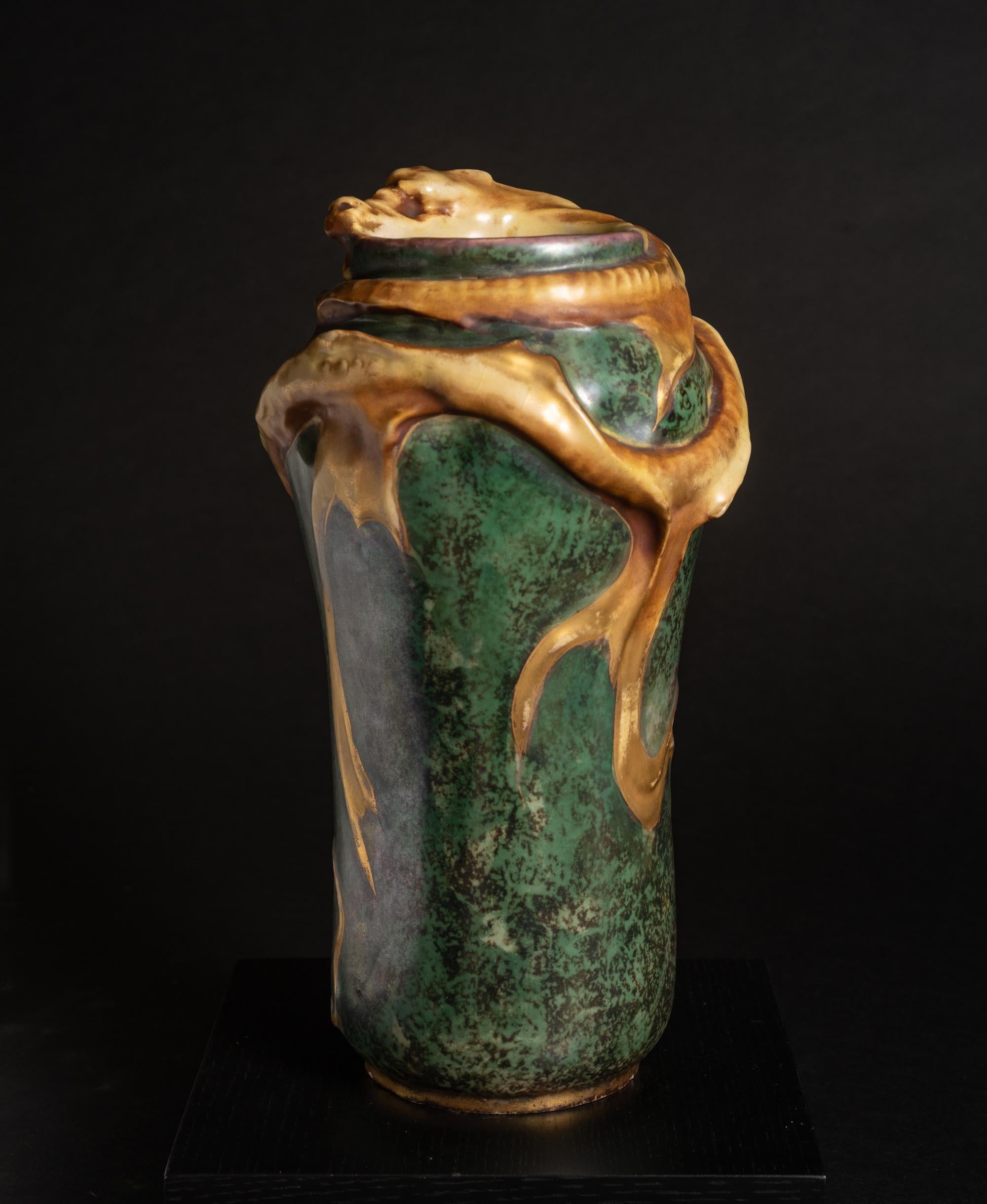Jugendstil-Vase mit wirbelndem Wasserdrachen in Jugendstil von Eduard Stellmacher für RStK Amphora (Glasiert)