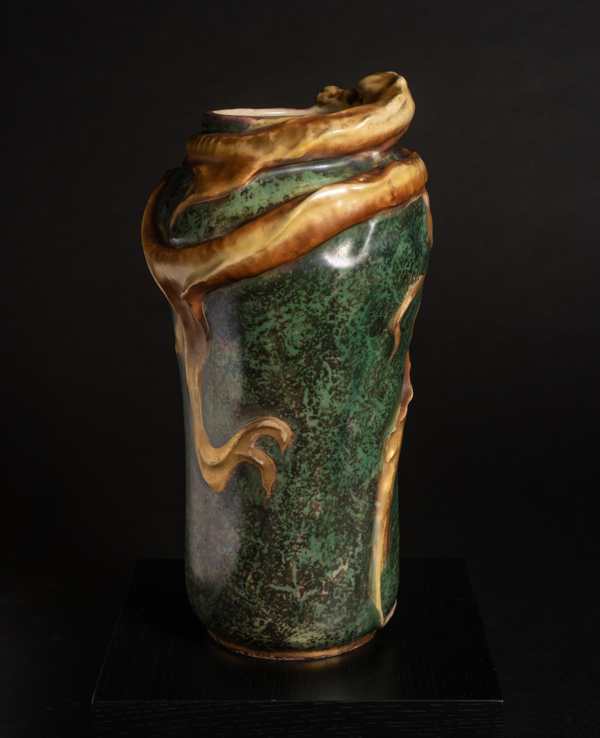 Jugendstil-Vase mit wirbelndem Wasserdrachen in Jugendstil von Eduard Stellmacher für RStK Amphora (Frühes 20. Jahrhundert)