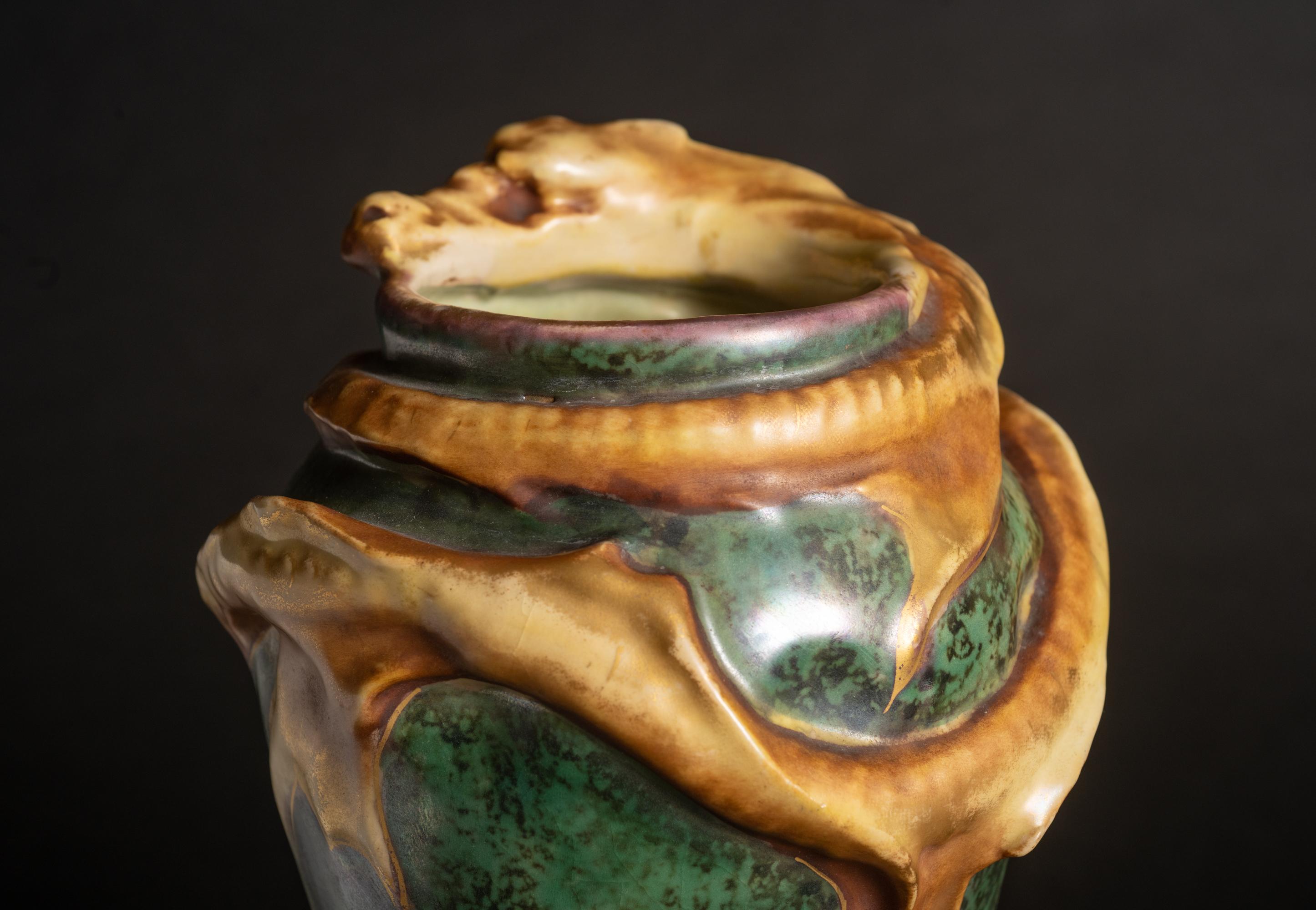 Jugendstil-Vase mit wirbelndem Wasserdrachen in Jugendstil von Eduard Stellmacher für RStK Amphora 1