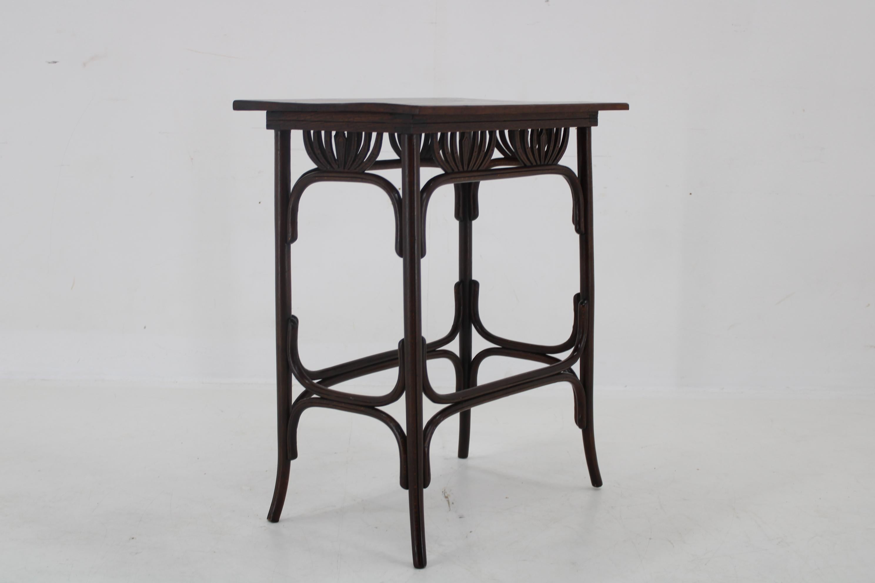 Rare table de style Thonet des années 1910, par Fischel, fabriquée en Autriche.
Fabriqué en bois.
Ravivé, nettoyé, présente des signes mineurs d'utilisation et d'âge.

