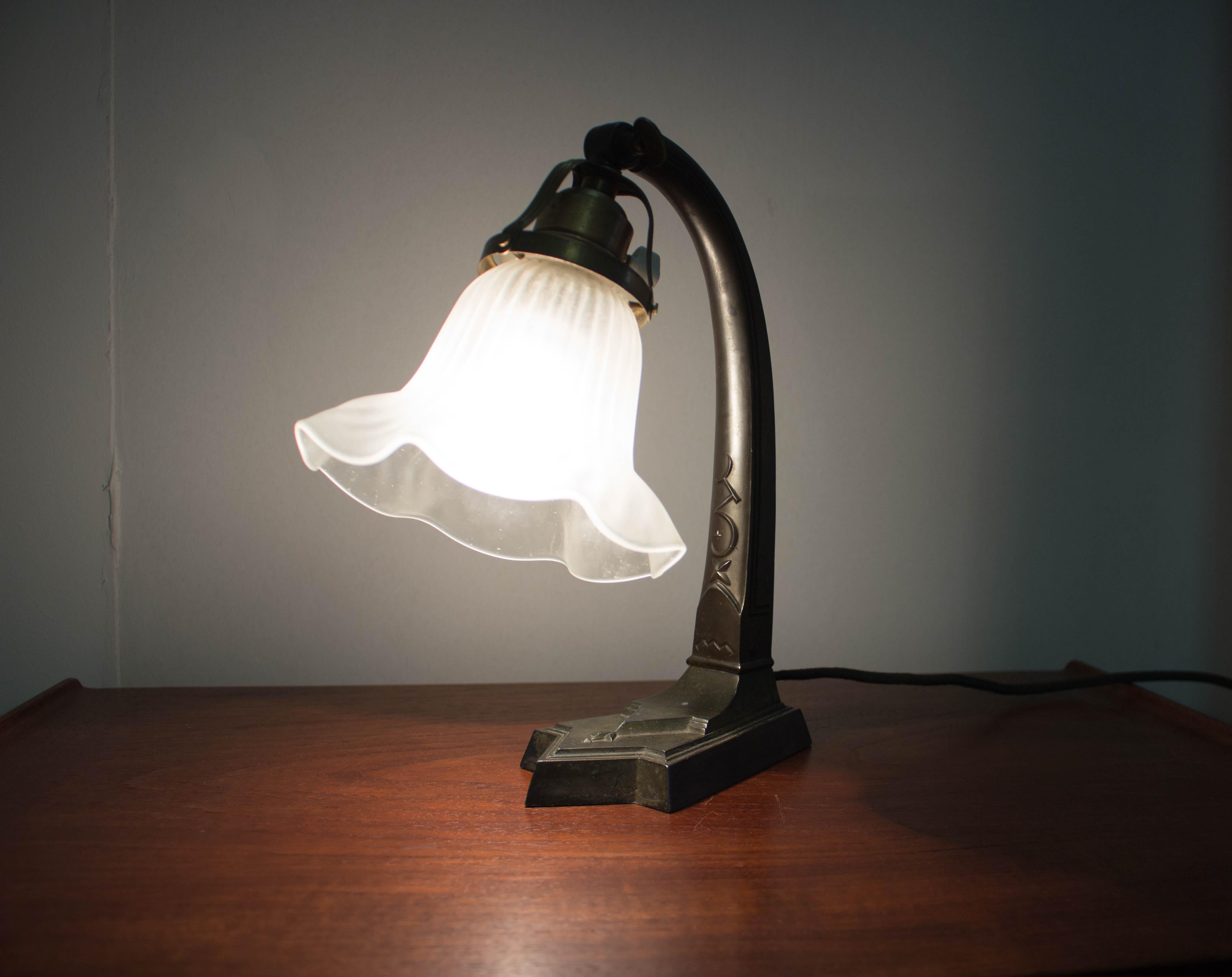 Art Nouveau table lamp in perfect original condition.
E27 or E26 bulb.