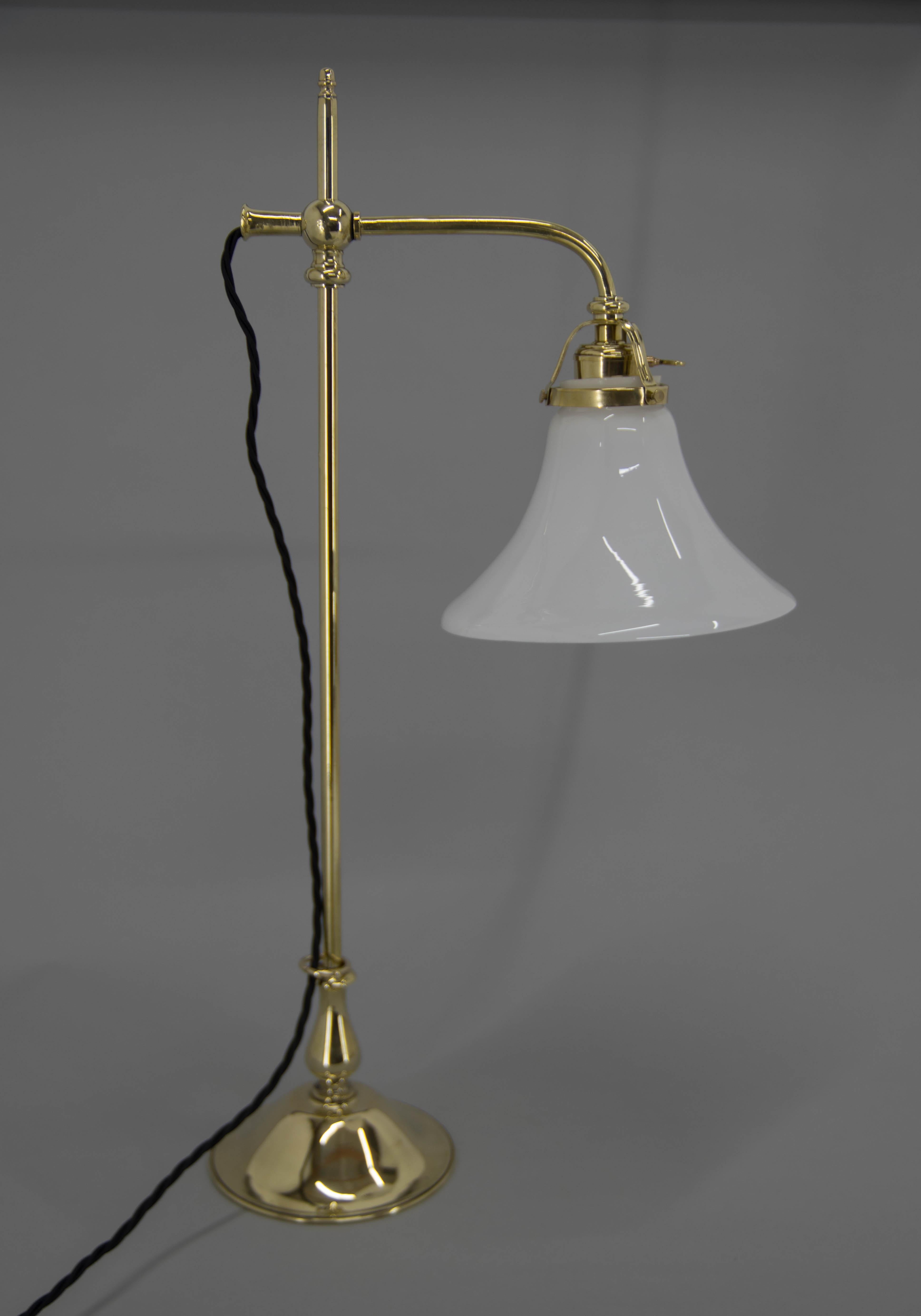 Beautiful Art Nouveau table lamp.
Completely restored, brass refinished
Rewired. 1x40W, E25-E27 bulb
US plug adapter included.