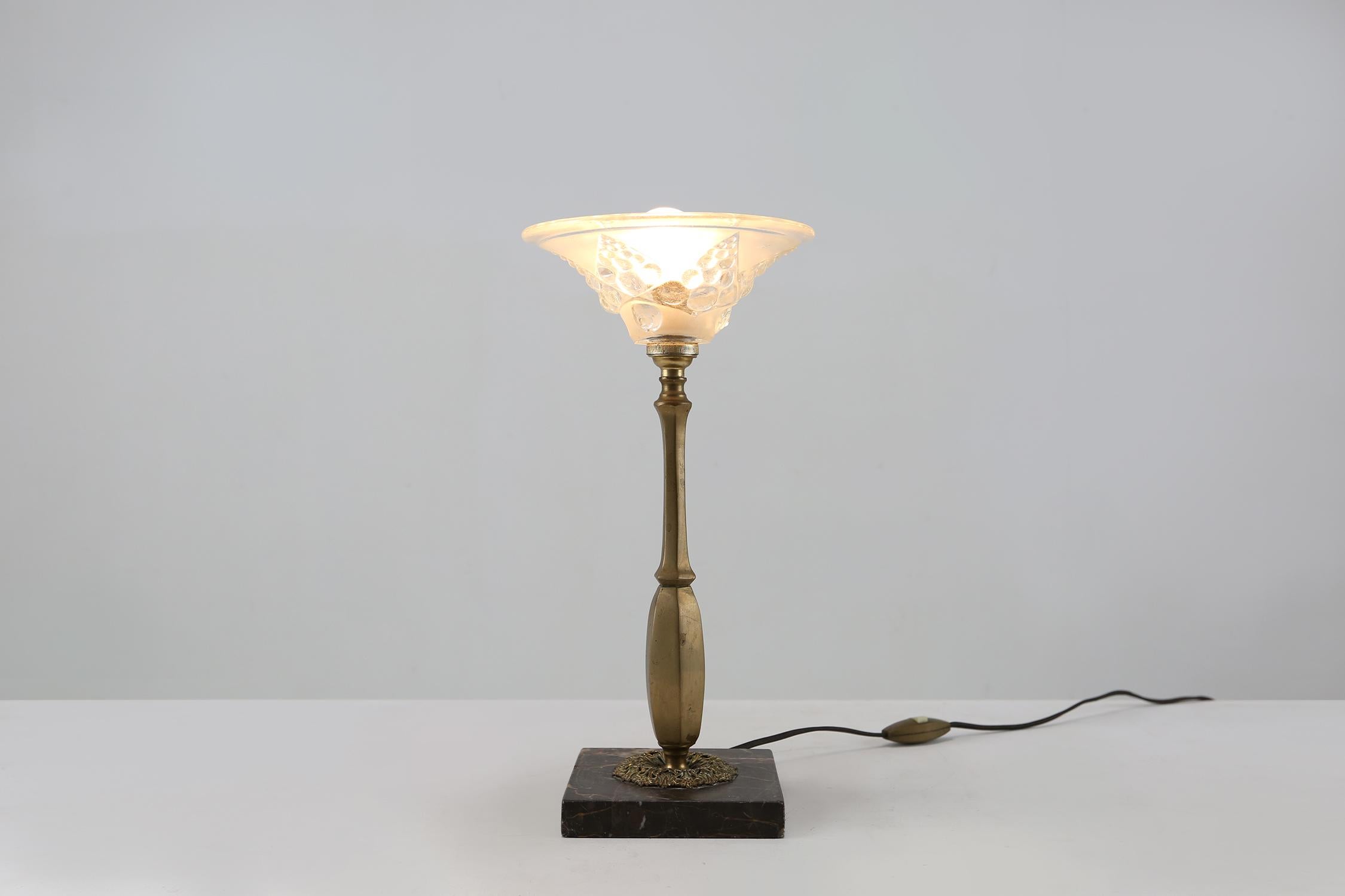Lampe de table Art Nouveau française fabriquée vers 1920. Fabriquée en laiton, verre et marbre. Avec de jolis détails dans le verre et le laiton.