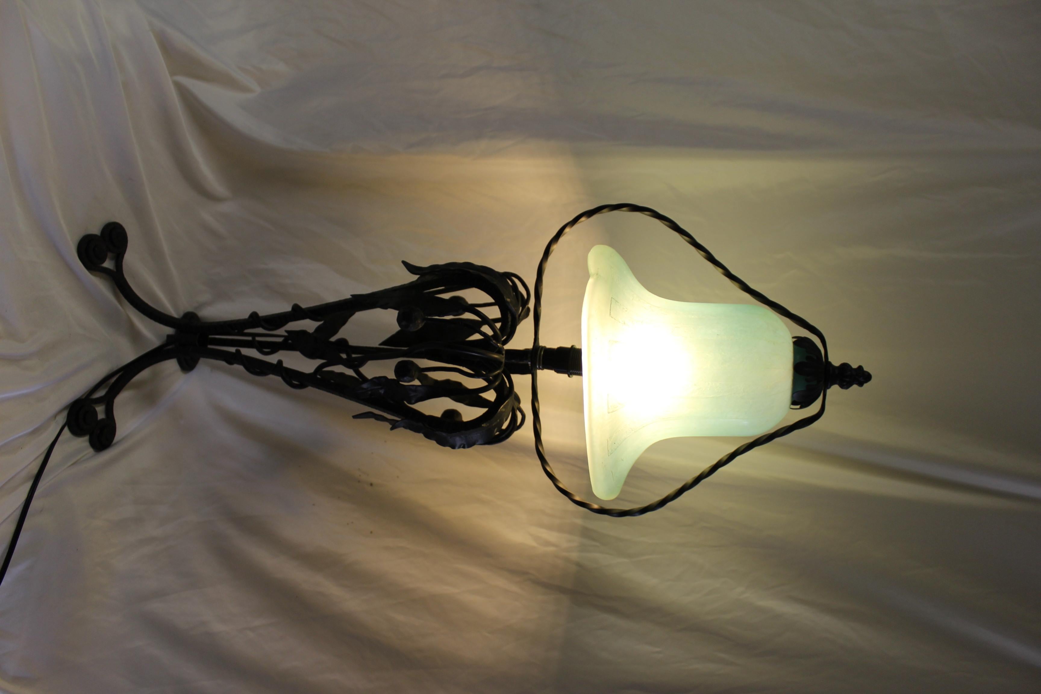 Lampe de table Art Nouveau ,Abat-jour en verre artistique  Fer forgé en vente 1