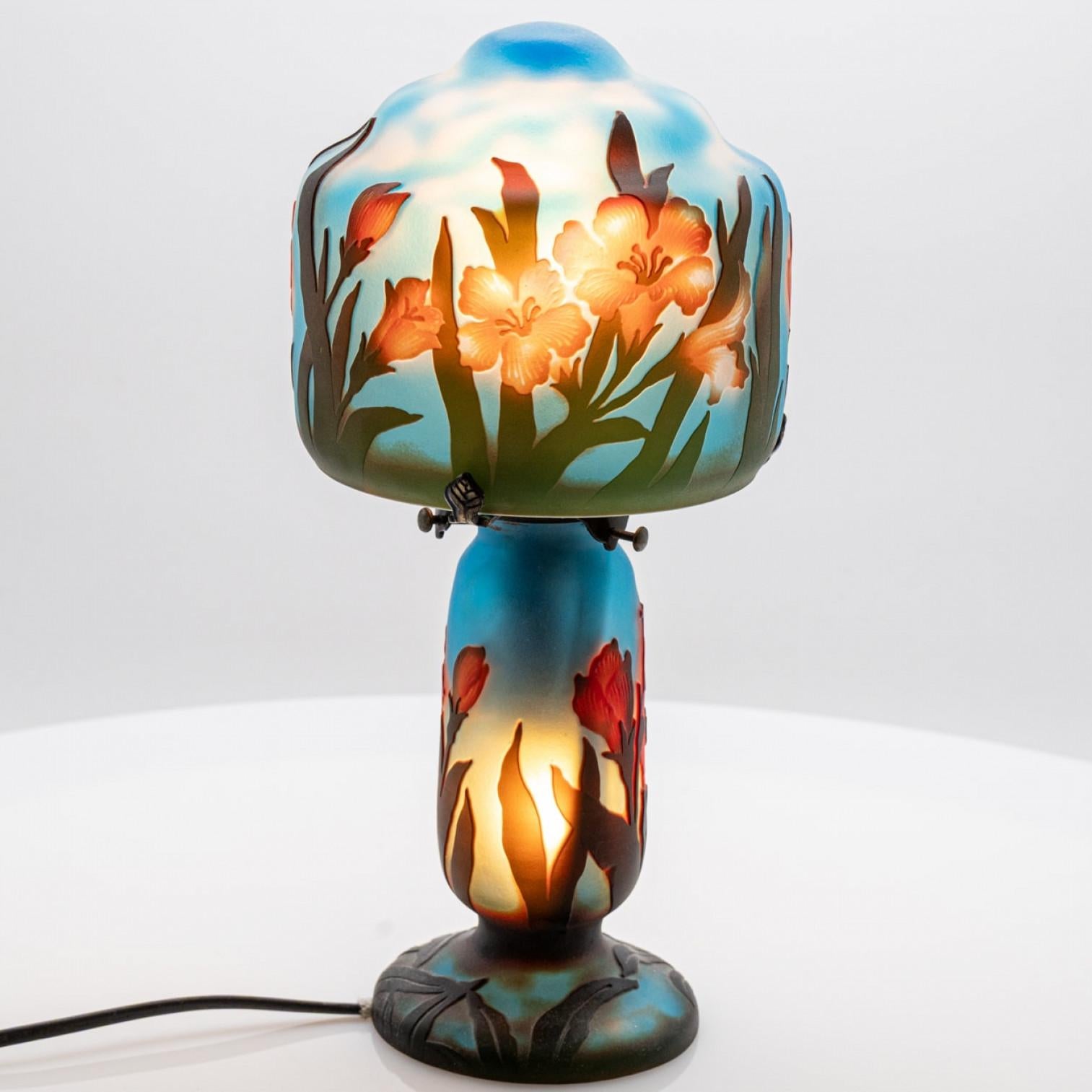 Art Nouveau Lámpara de mesa Azul Ámbar Marrón Floral Vidrio Impreso, Francia en venta 1