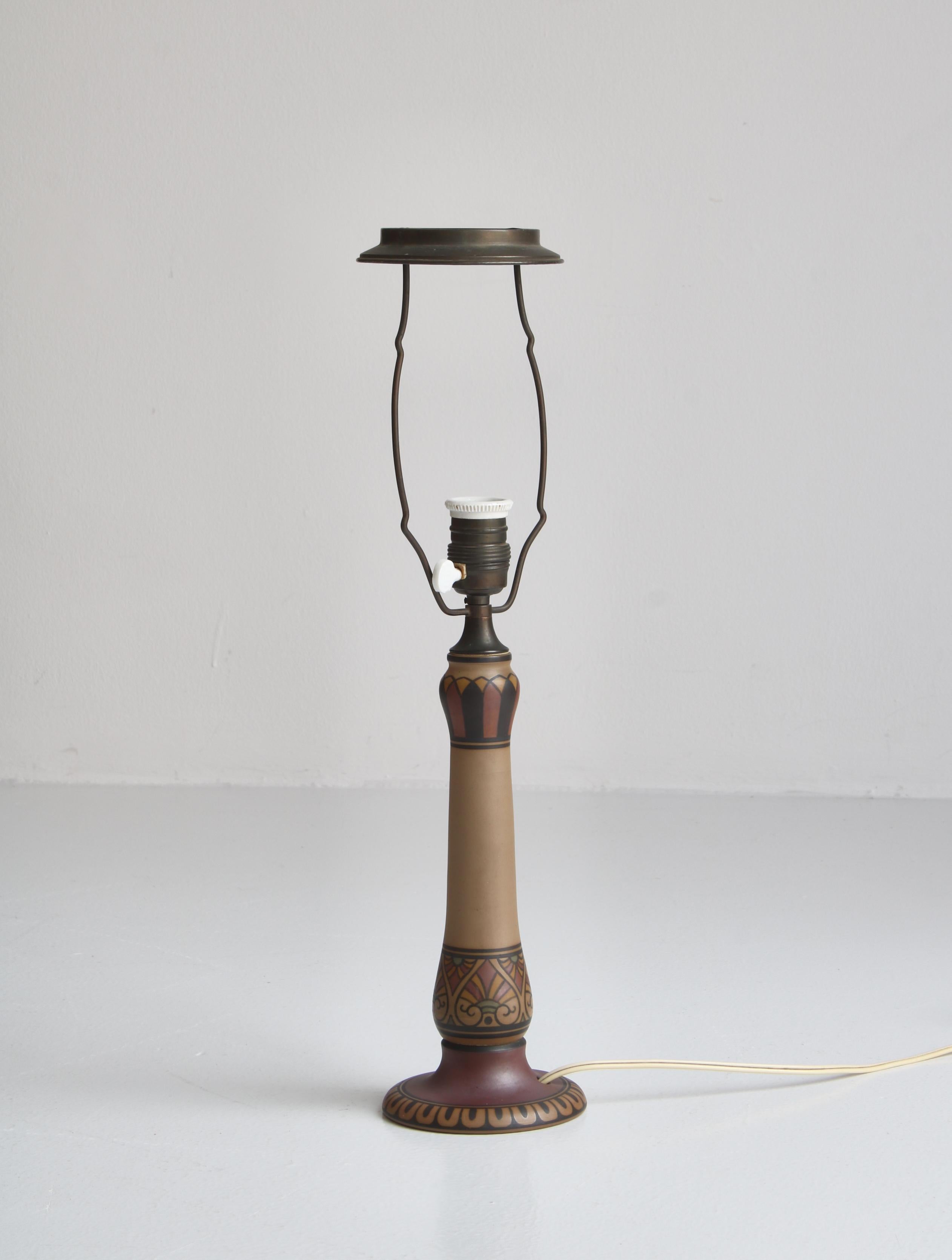 Élégante lampe de table en faïence Art Nouveau peinte à la main avec des motifs abstraits.