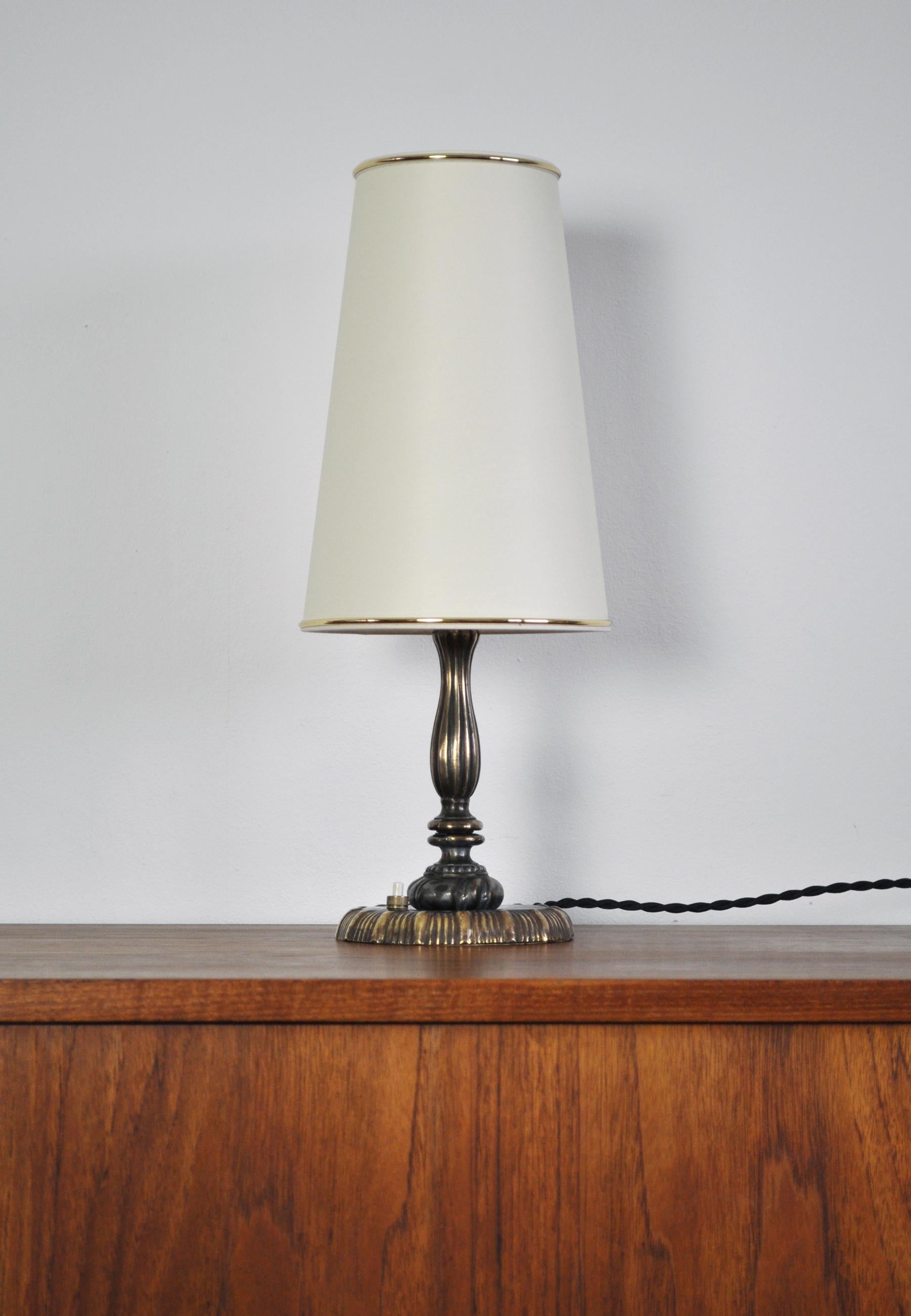 Art Nouveau table lamp early 20th century, probably Danish.
Fine vintage condition with a beautiful patination, signs of wear consistent with age and use. 
New shade and rewired.

Light source: E27 Edison screw fitting.
Height with shade 43 cm,