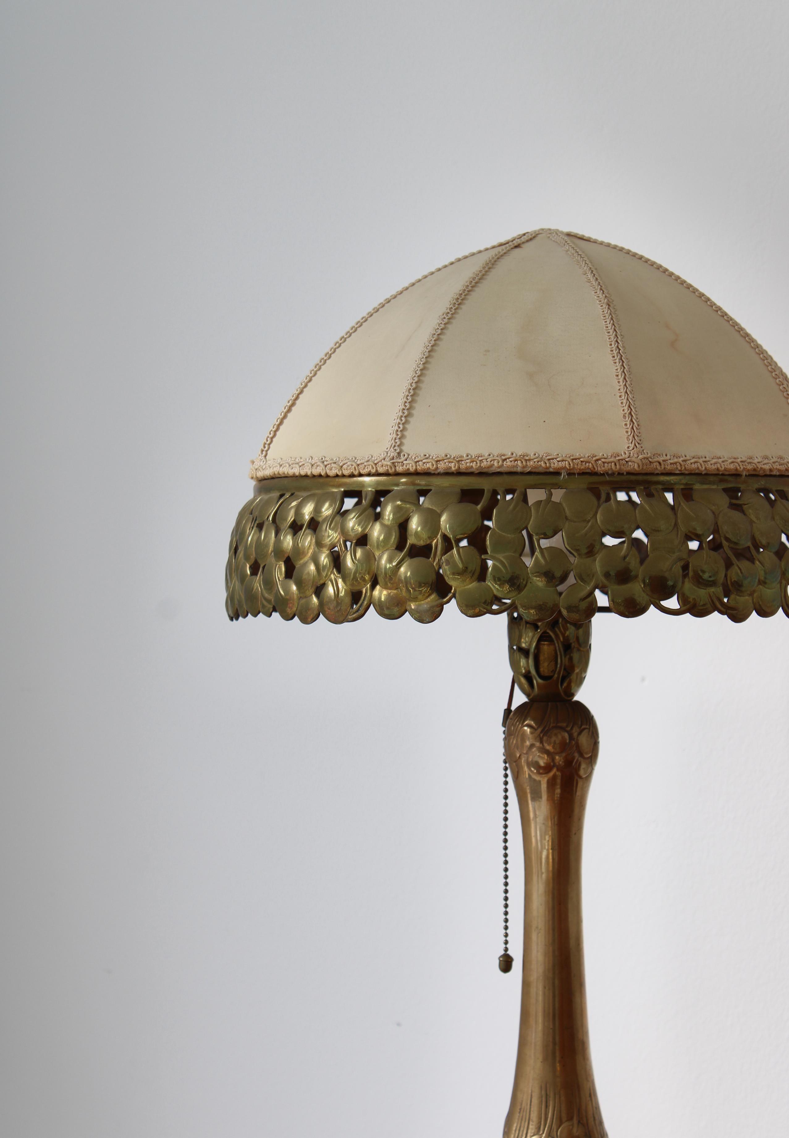 Art nouveau Lampe de bureau Art Nouveau en laiton avec motifs floraux, Mogens Ballin, 1919, Danemark