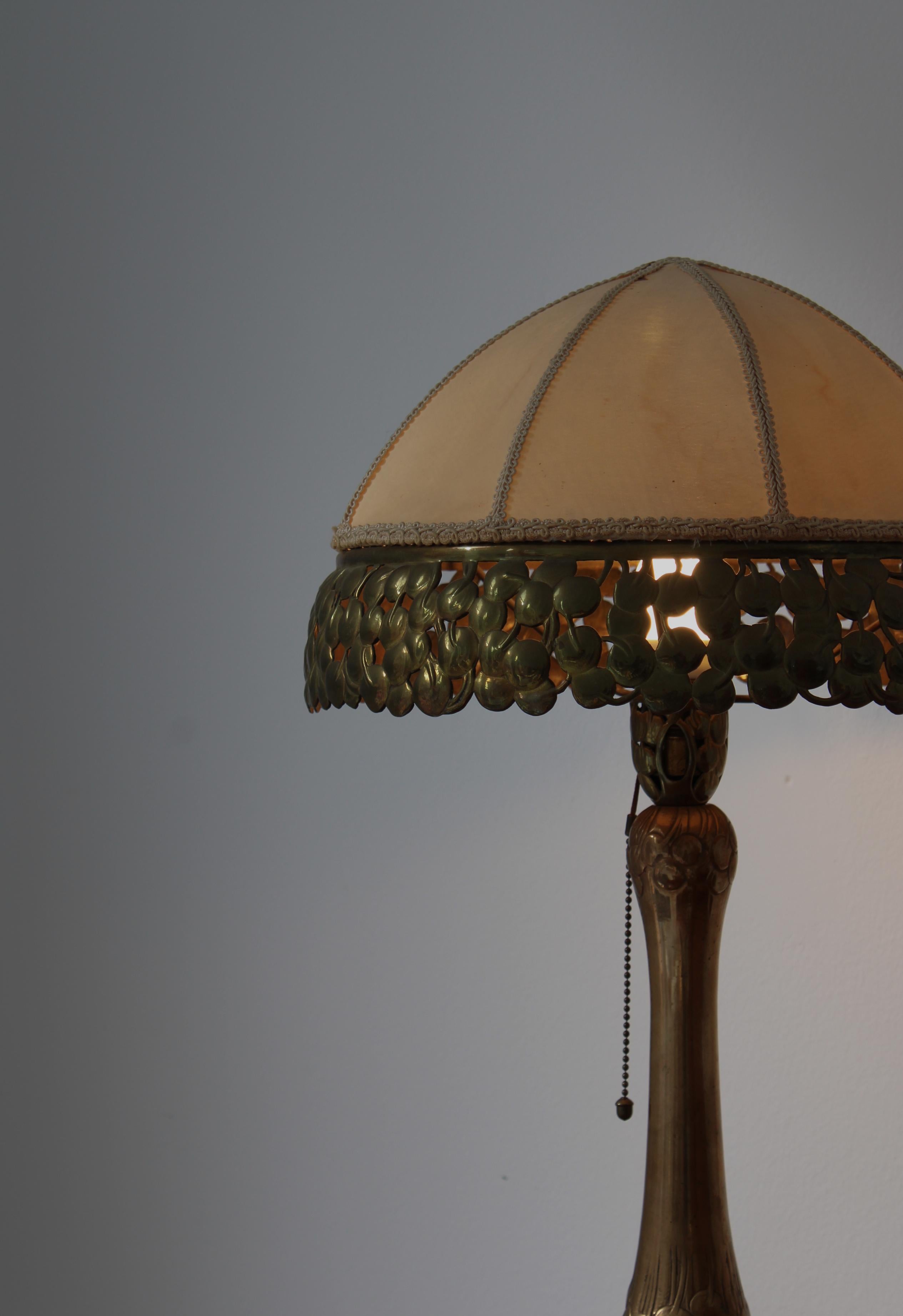Art Nouveau Table Lamp in Brass with Floral Motifs, Mogens Ballin, 1919, Denmark In Good Condition In Odense, DK