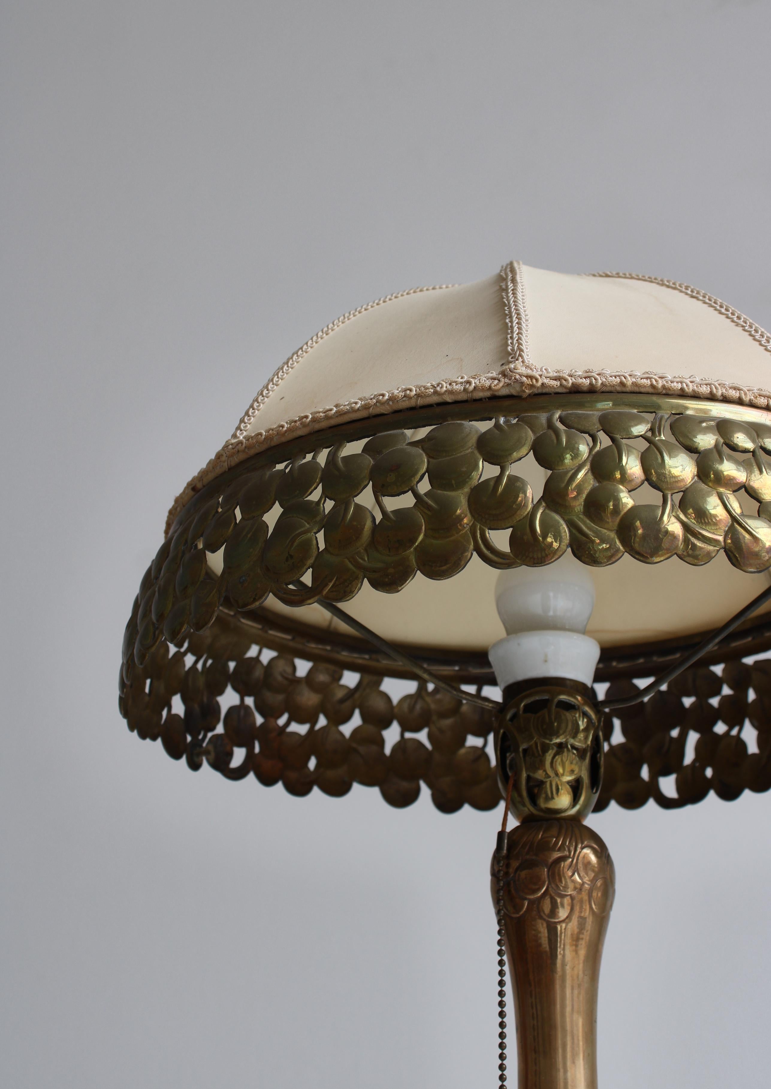 Laiton Lampe de bureau Art Nouveau en laiton avec motifs floraux, Mogens Ballin, 1919, Danemark