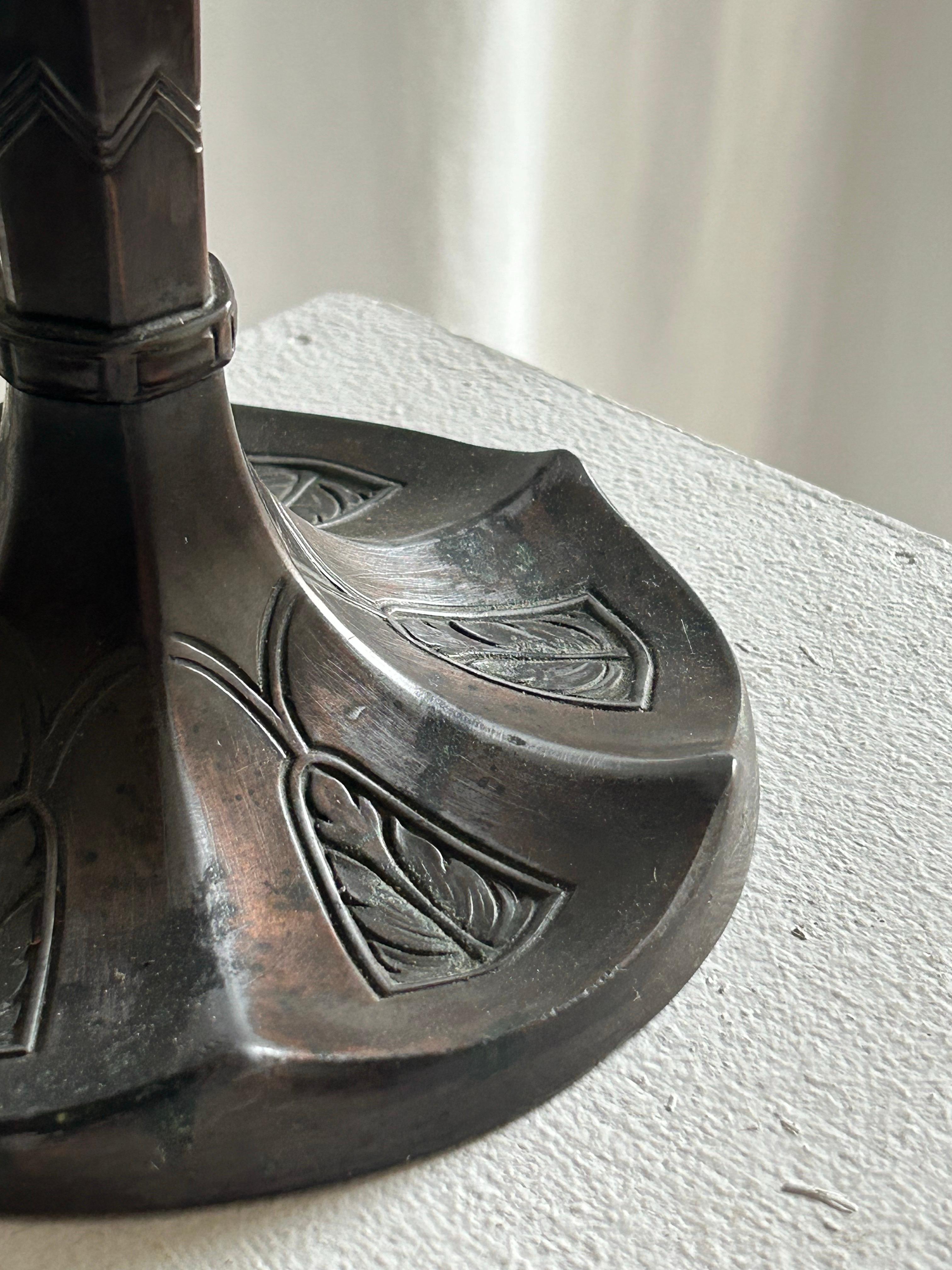 Élégante lampe de table Skønvirke en zinc patiné avec détails en bronze, Danemark, vers 1910.

Cette lampe finement proportionnée reflète les idéaux du mouvement danois Skønvirke - une interprétation scandinave unique de l'Art Nouveau qui mettait