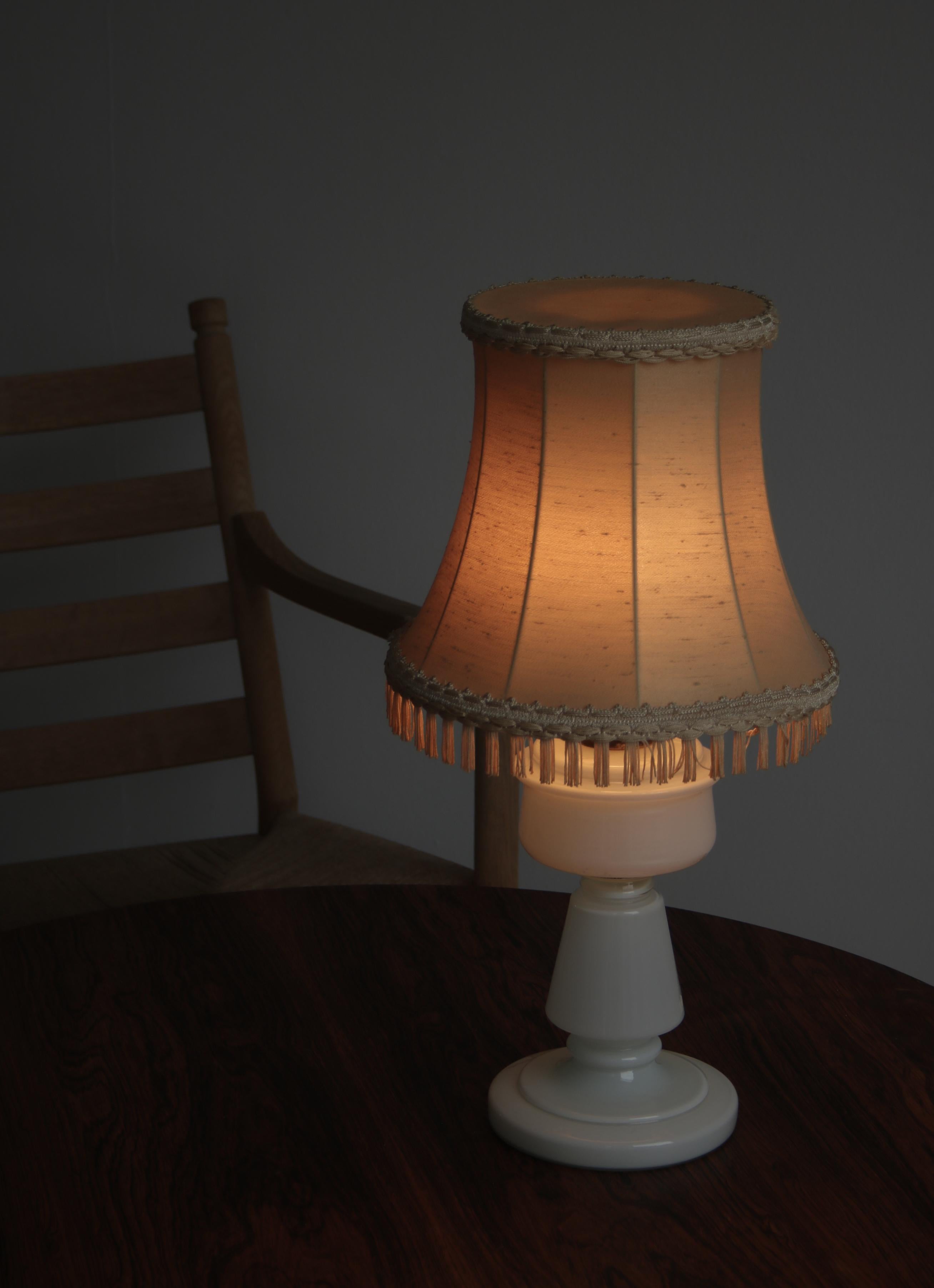 Merveilleuse lampe de table blanche fabriquée à la main à Fyens Glasværk (plus tard Holmegaard), Danemark, à la fin du 19ème siècle. Fabriquée à l'origine comme une lampe à huile et plus tard, lorsque la lumière électrique a été introduite,