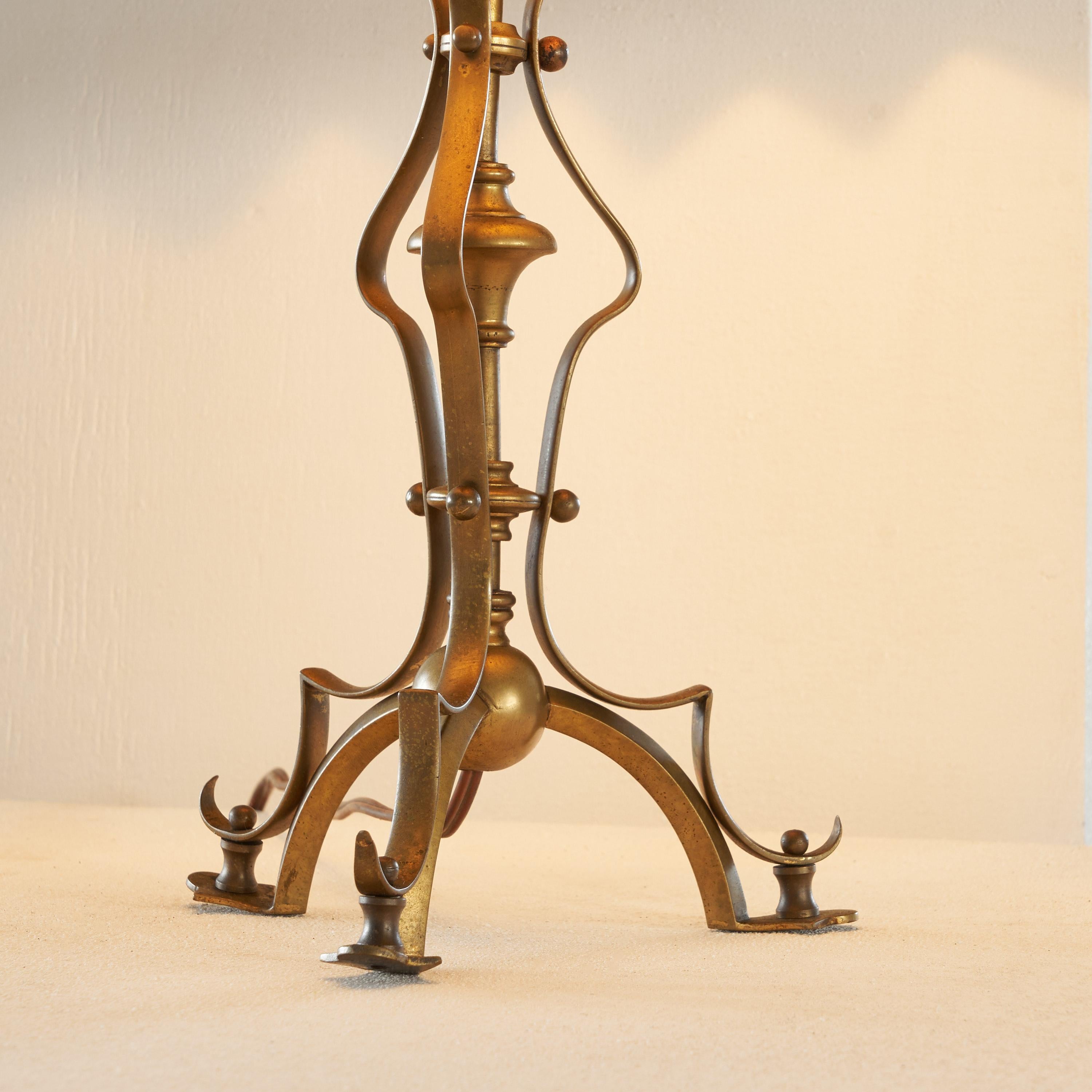Art nouveau Lampe de table Art Nouveau en laiton patiné avec abat-jour en plissé en vente