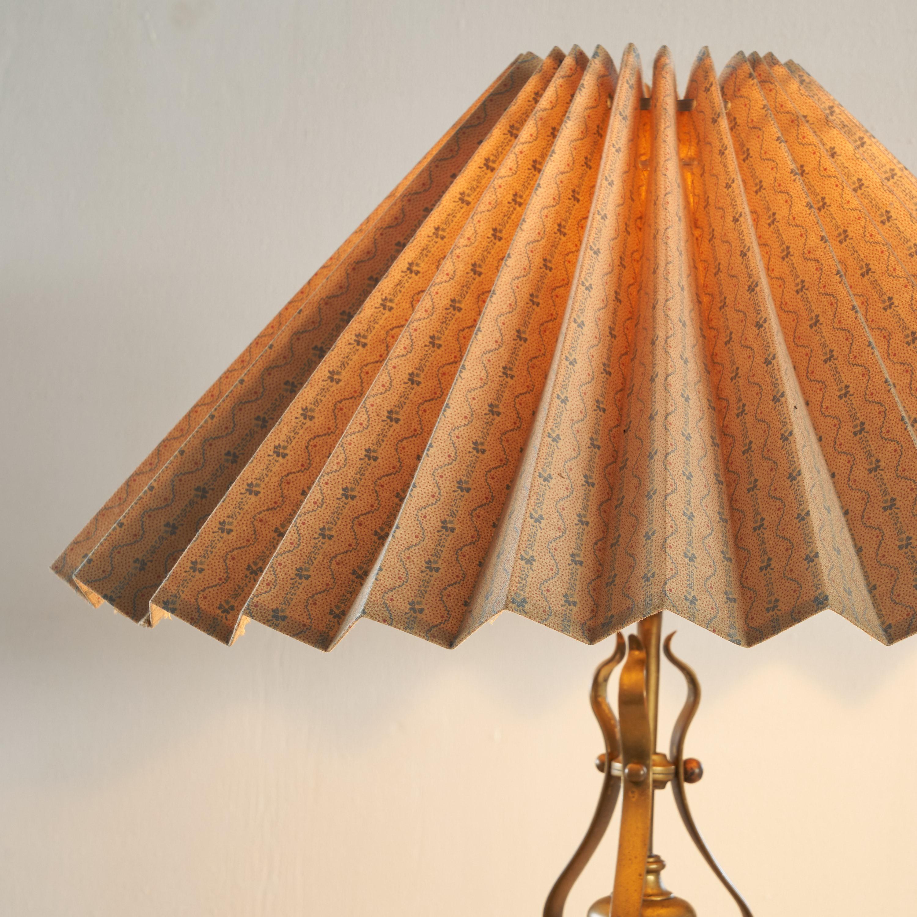 Fait main Lampe de table Art Nouveau en laiton patiné avec abat-jour en plissé en vente