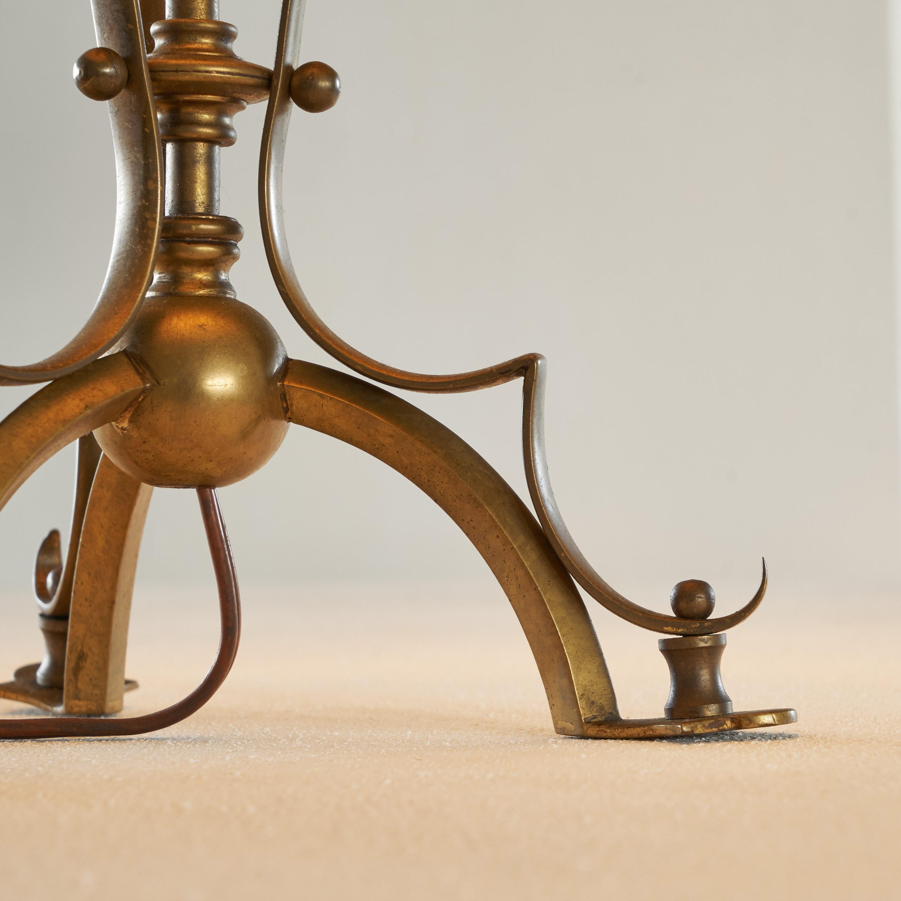 Lampe de table Art Nouveau en laiton patiné avec abat-jour en plissé Bon état - En vente à Tilburg, NL