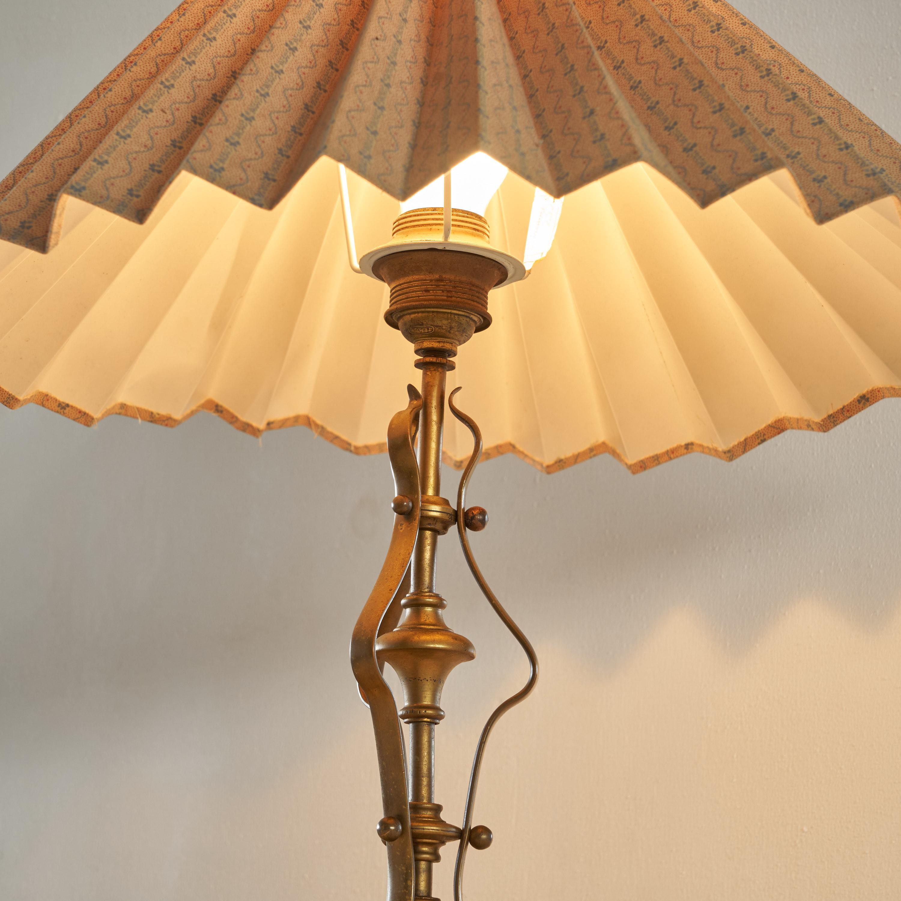 20ième siècle Lampe de table Art Nouveau en laiton patiné avec abat-jour en plissé en vente