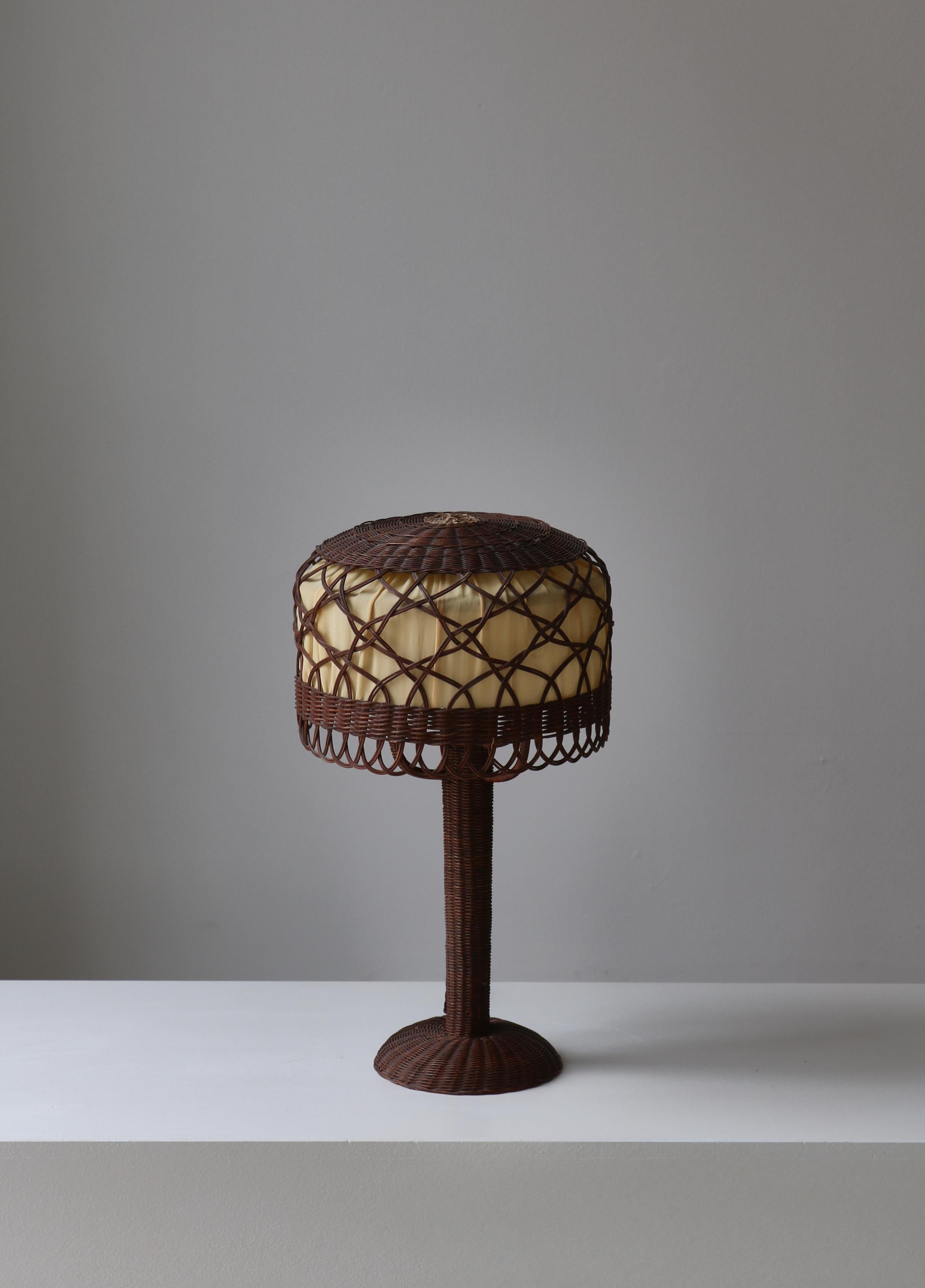 Danese Lampada da tavolo Art Nouveau in rattan di Lund & Lawerentz, Danimarca, anni '30 in vendita