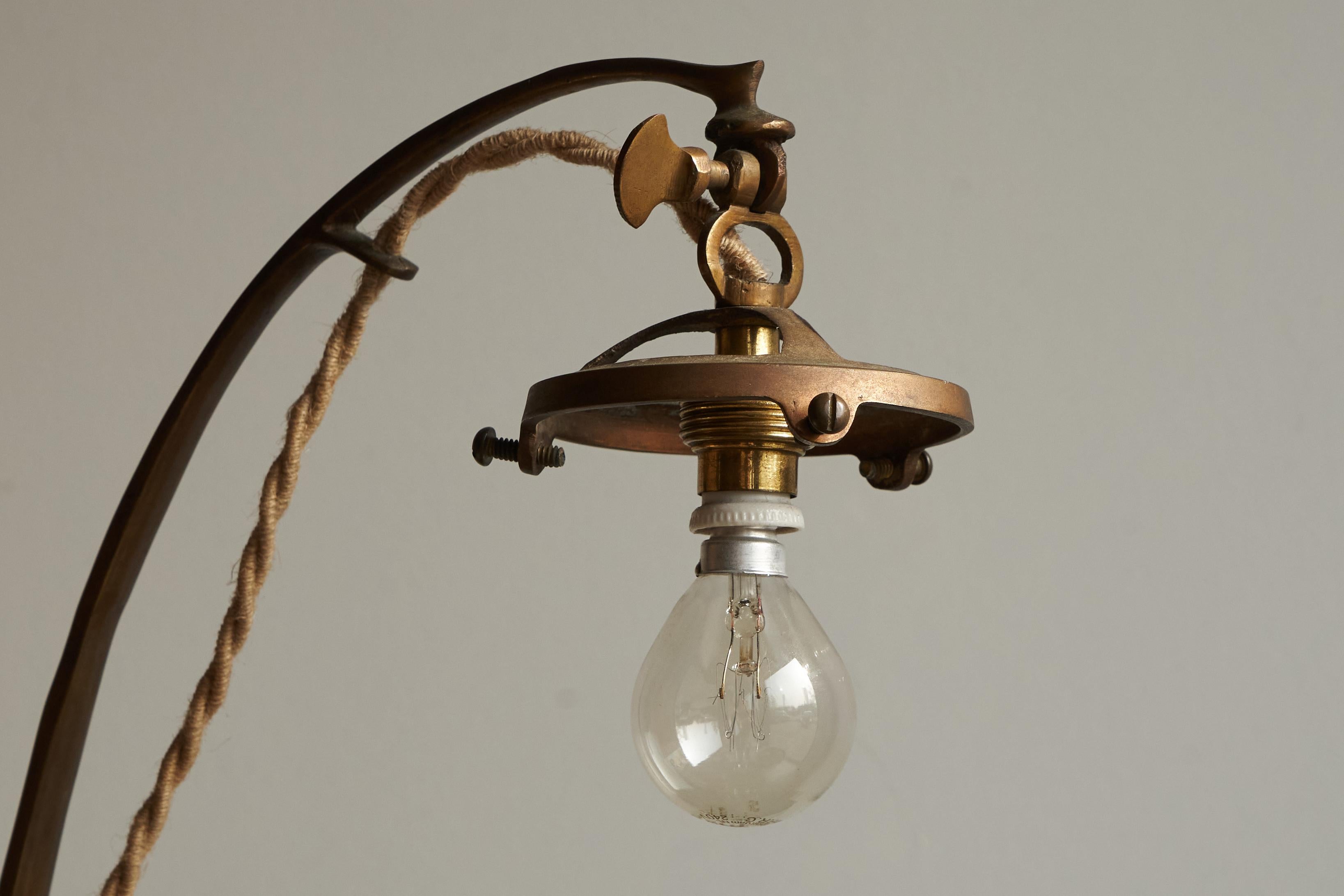 Jugendstil-Tischlampe aus sandgegossenem Messing und geätztem Glas, 1920er Jahre im Angebot 3