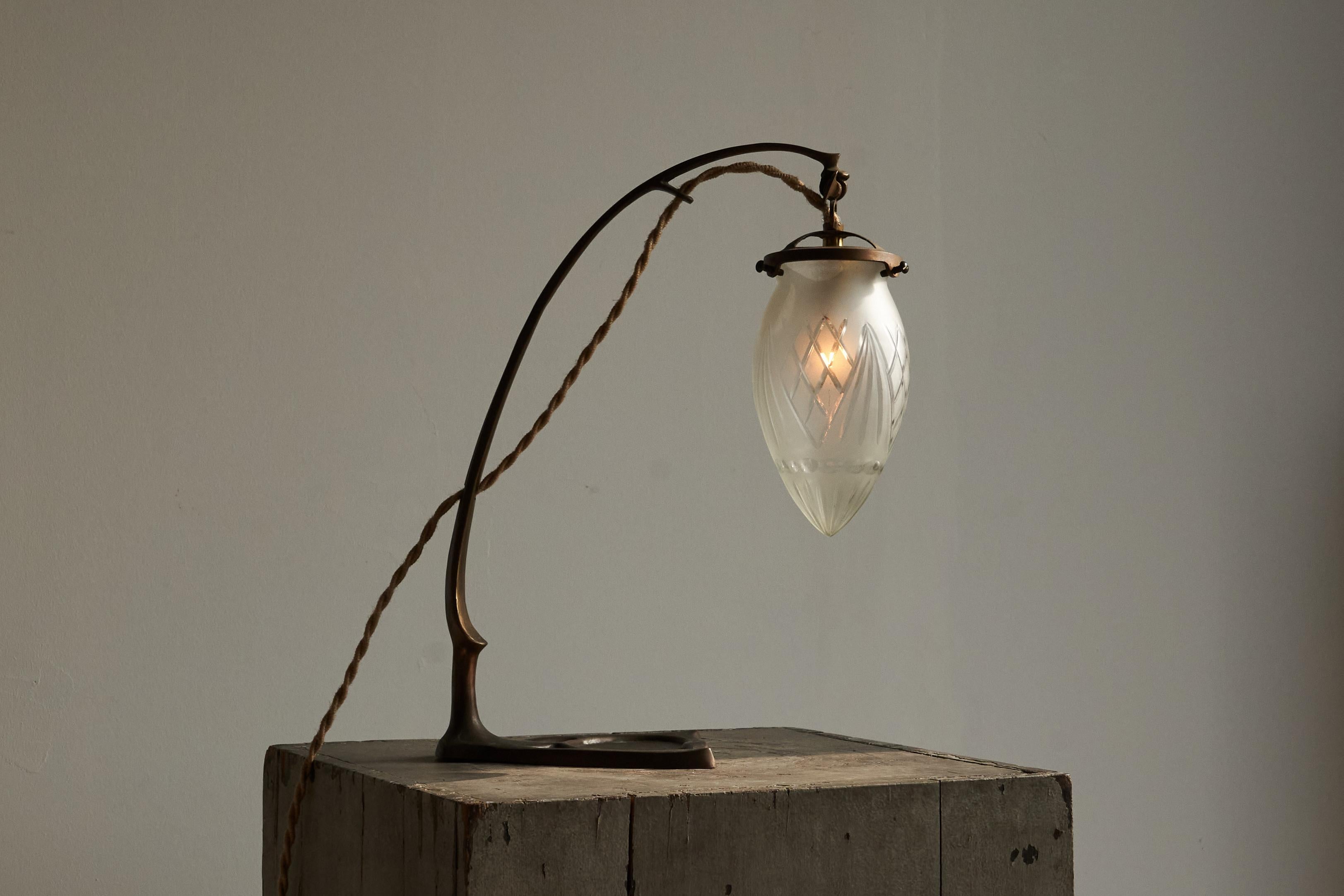 Dies ist eine wunderbare Tischlampe des frühen 20. Jahrhunderts aus sandgegossenem Messing und geätztem Glas. Hergestellt in Europa, 1920er Jahre.

Diese Tischleuchte, die mit ihren floralen und natürlichen Formen ganz im Zeichen des Jugendstils