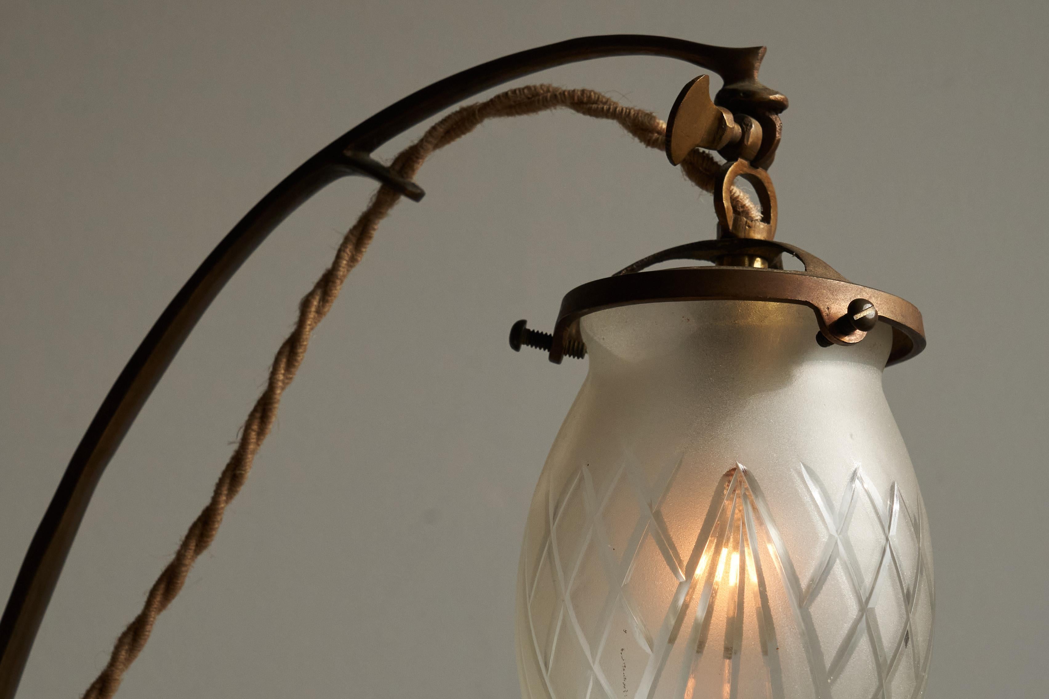 Jugendstil-Tischlampe aus sandgegossenem Messing und geätztem Glas, 1920er Jahre (Europäisch) im Angebot