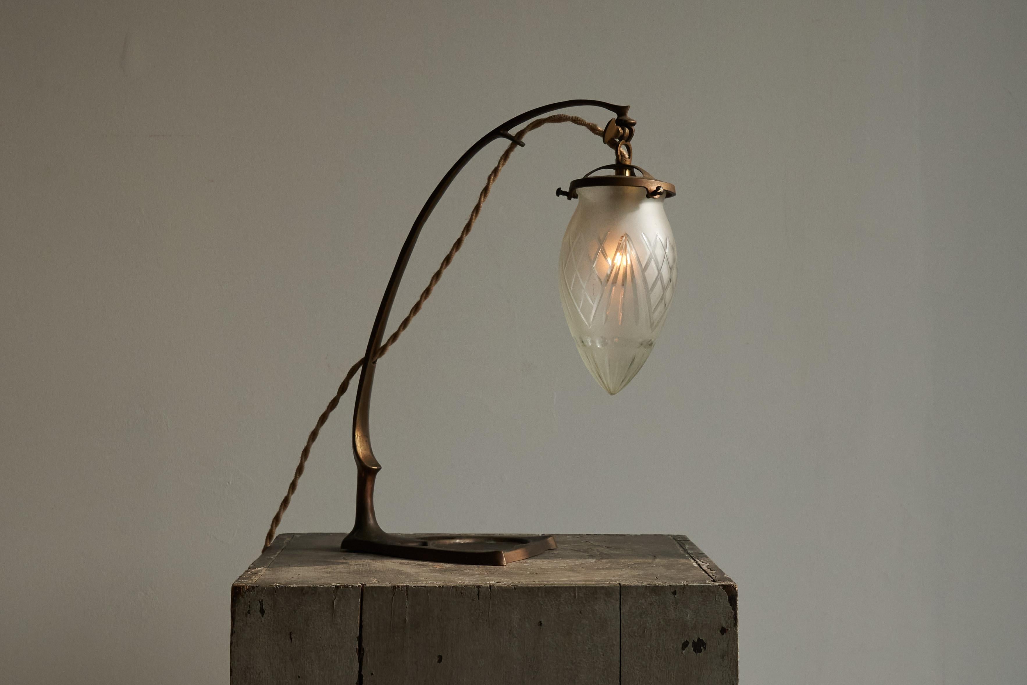 Jugendstil-Tischlampe aus sandgegossenem Messing und geätztem Glas, 1920er Jahre (Handgefertigt) im Angebot