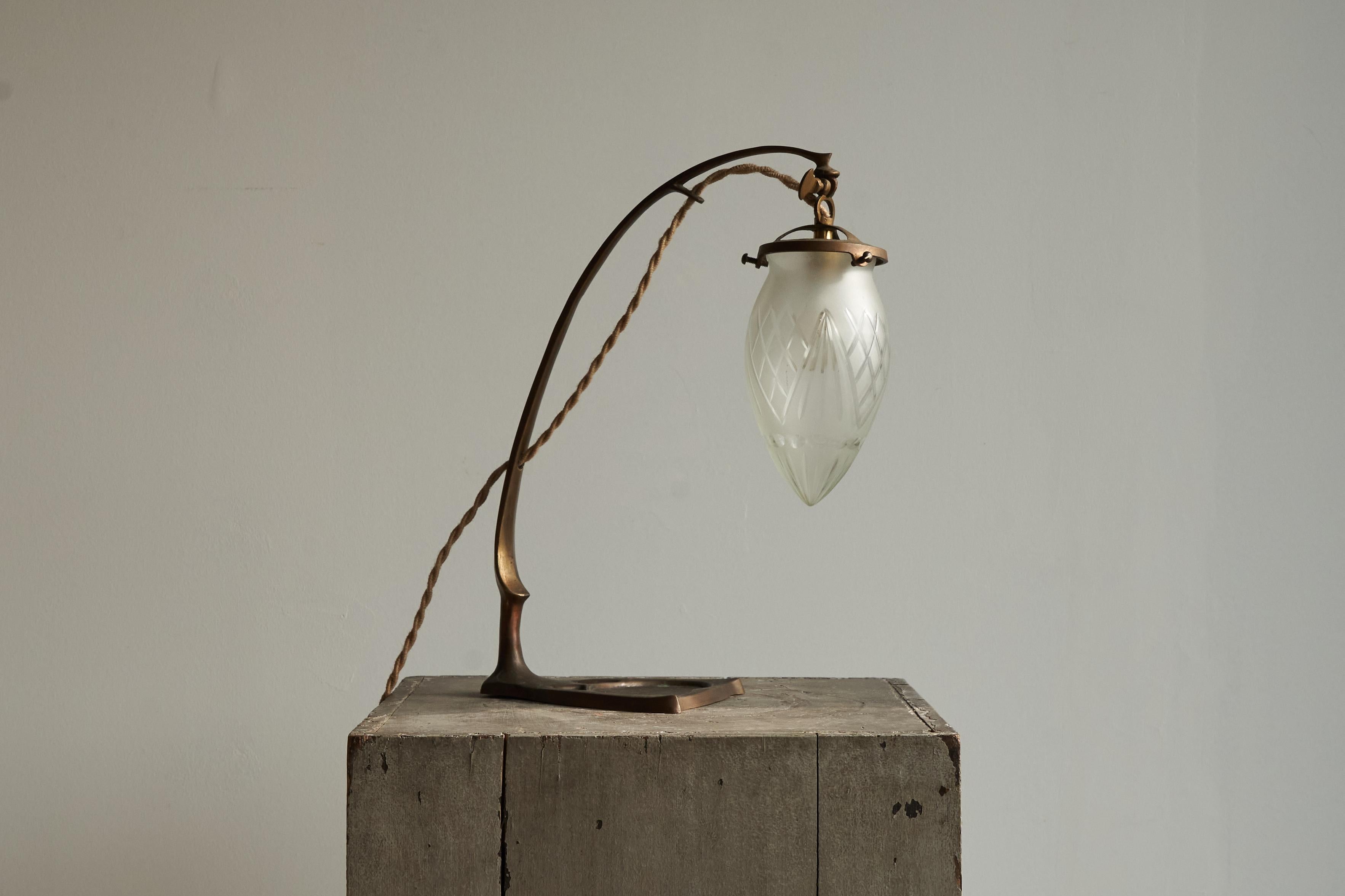 Jugendstil-Tischlampe aus sandgegossenem Messing und geätztem Glas, 1920er Jahre (20. Jahrhundert) im Angebot
