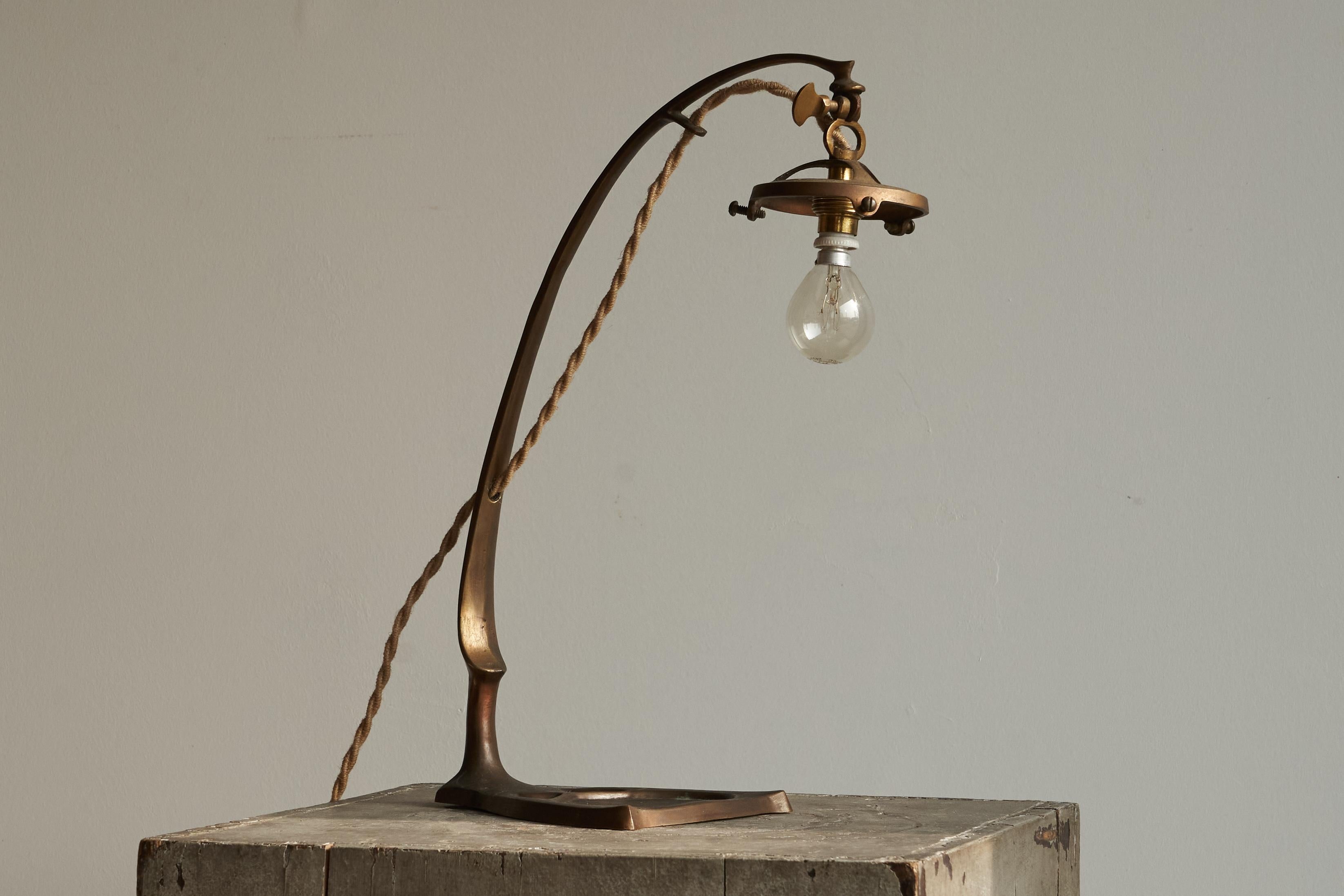 Jugendstil-Tischlampe aus sandgegossenem Messing und geätztem Glas, 1920er Jahre im Angebot 2